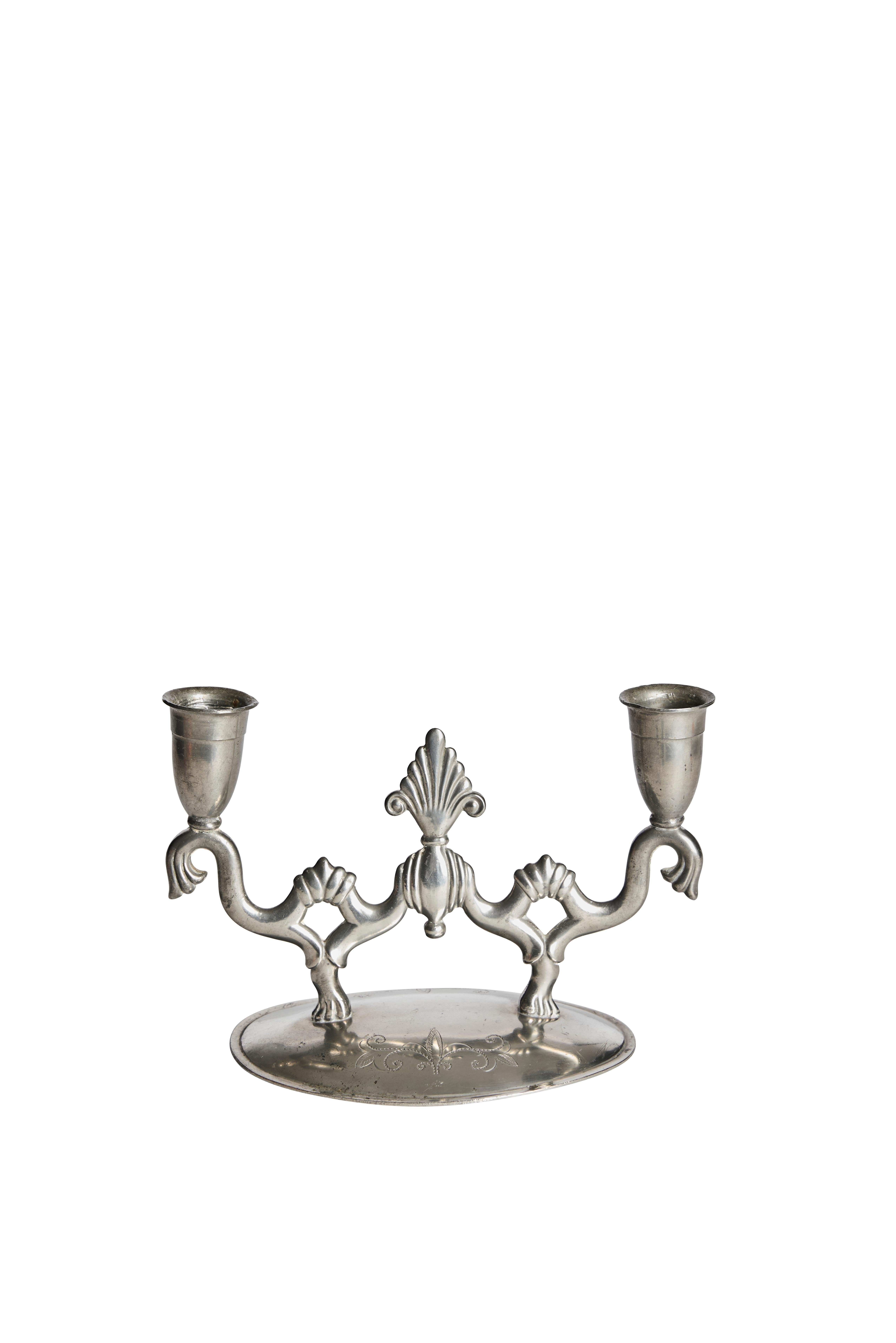 Candelieri in peltro prodotti da EMTI, Svezia, circa 1930. Questi eleganti portacandele a due bracci sono realizzati in fusione di peltro e presentano una piastra posteriore scultorea con motivi di conchiglie e volute stilizzate, che conferiscono