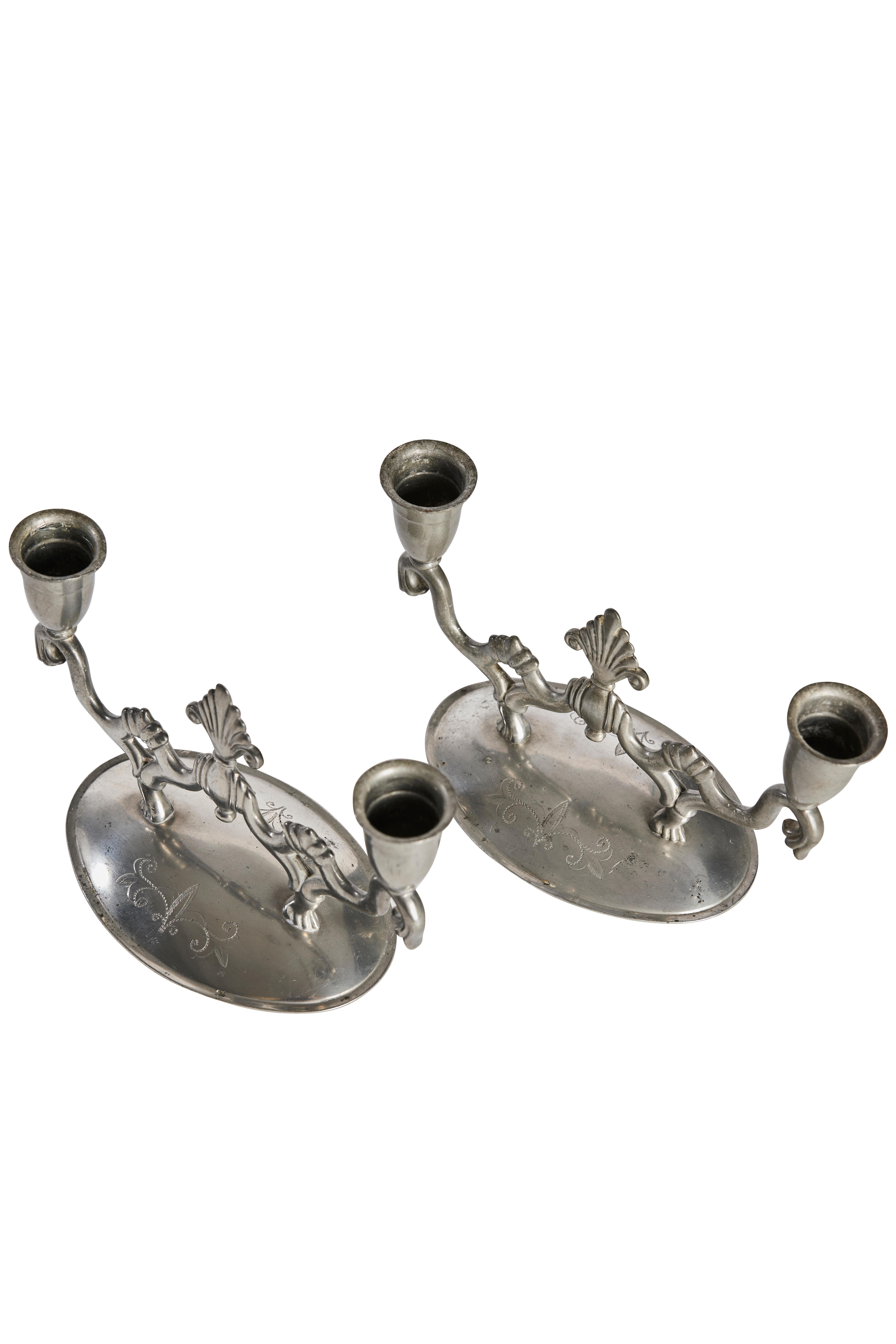 Scandinavo moderno Coppia di candelieri in peltro di EMTI, Svenskt Tenn, Svezia, anni '30 in vendita