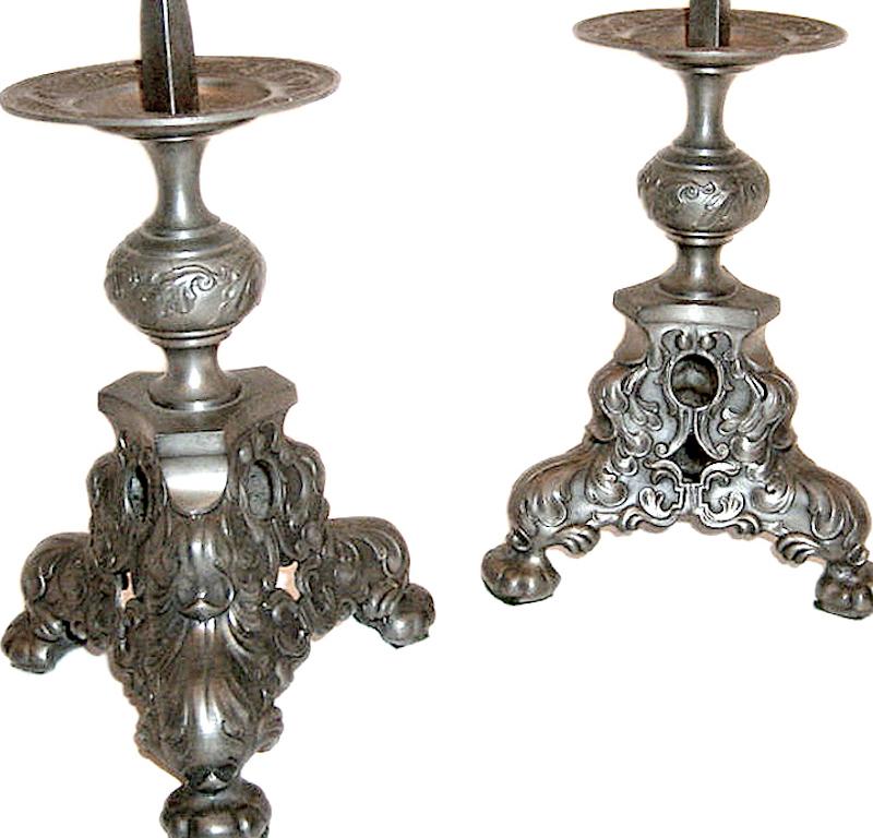 A pair of circa 1900 English cast pewter candlesticks with original patina.

Measurements:
Height: 10