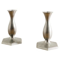 Pareja de candelabros de peltre de Just Andersen producidos en Dinamarca, años 40