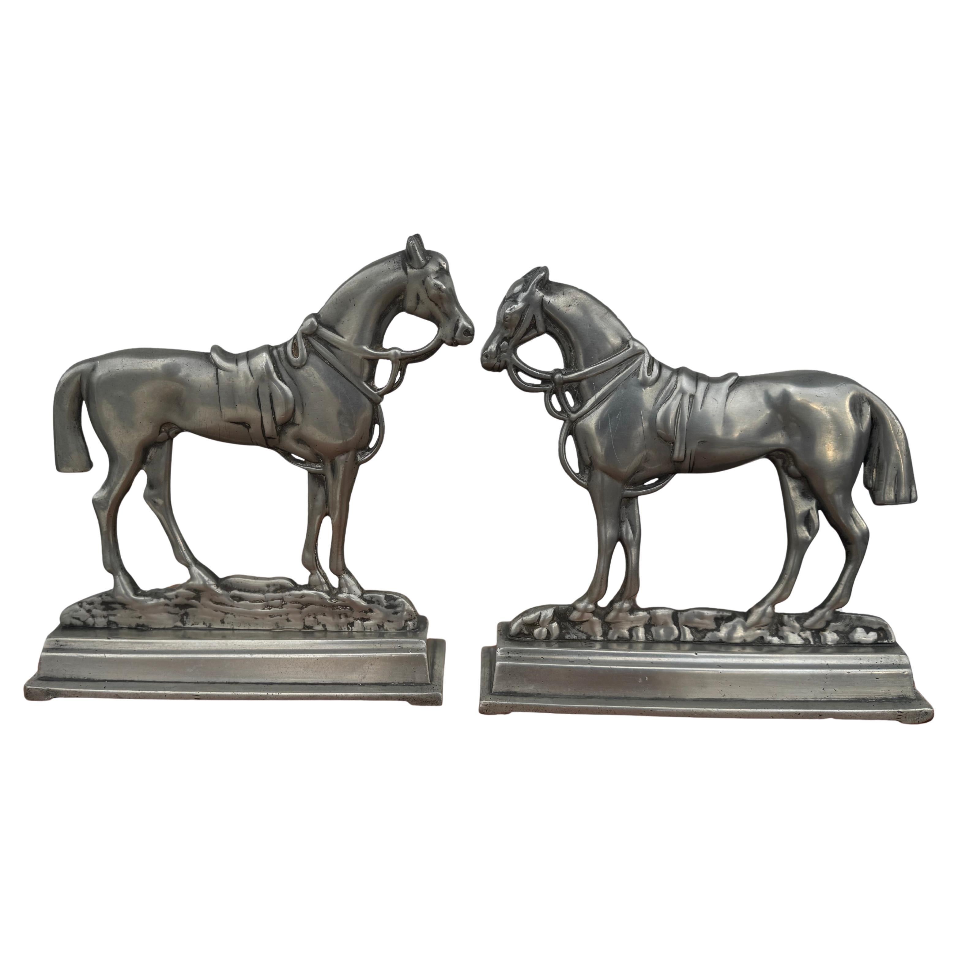 Coppia di fermalibri in peltro con stallone e giumenta in vendita