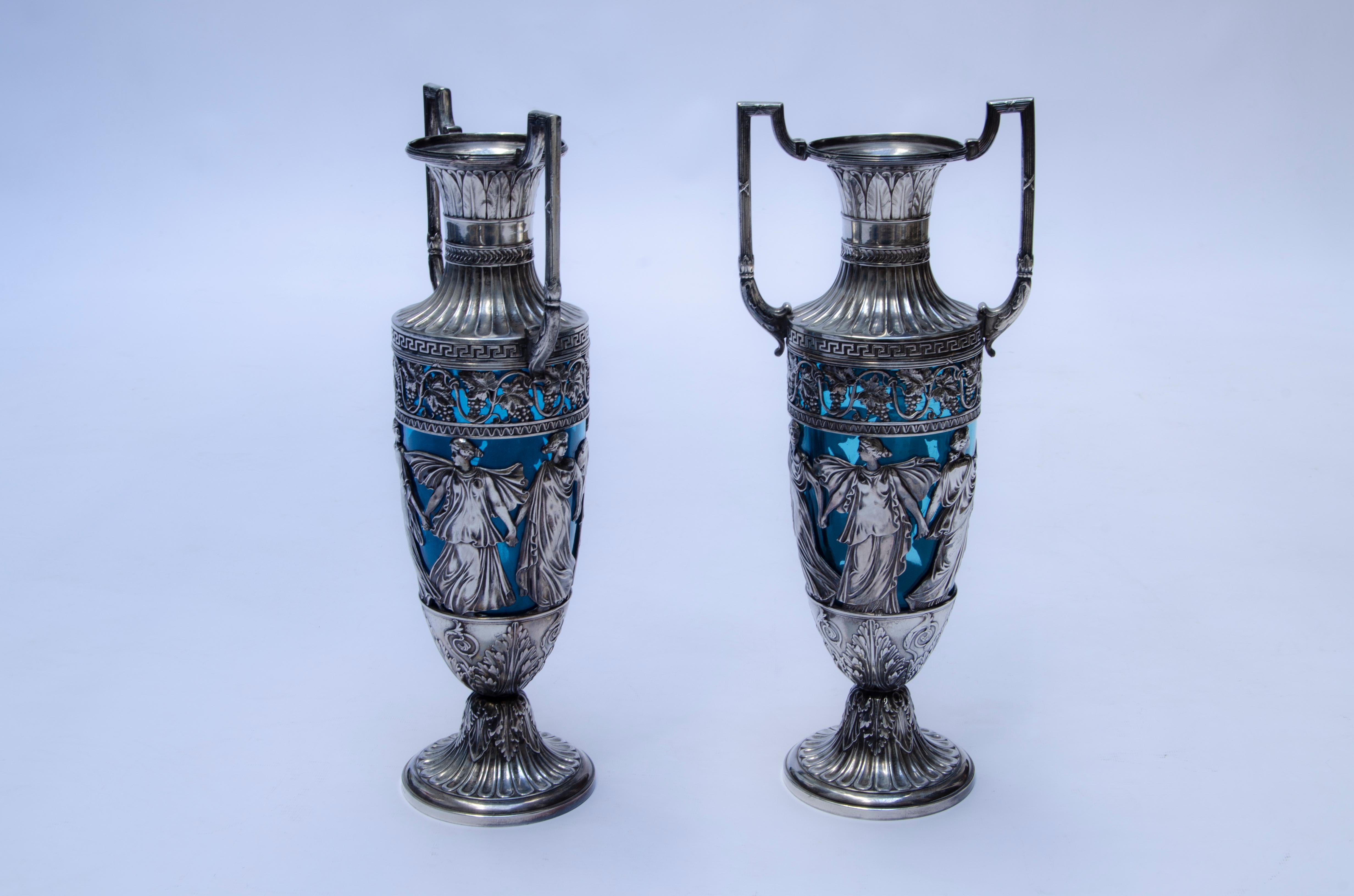 Coppia di vasi in peltro argentato e vetro turchese. Prodotto da WMF Württembergische Metallwarenfabrik (1853 - oggi). Firmato WMF.

Germania, CIRCA 1900.
