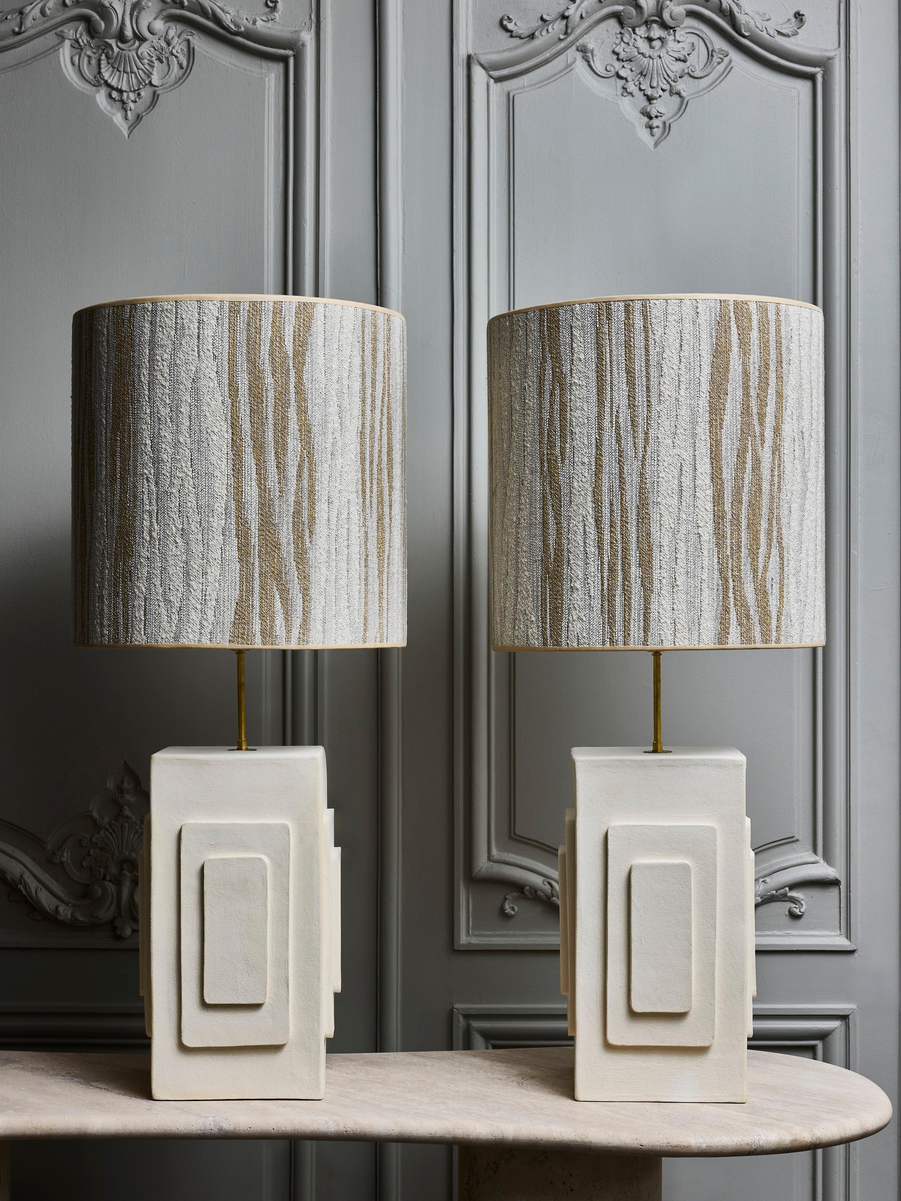 Paire de lampes de table en céramique Artistics réalisées par l'artiste contemporaine française Adeline Delesalle.

Forme rectangulaire avec décors sur les quatre faces

Signature de l'Artistics au dos.

Nouveaux abat-jour

 


