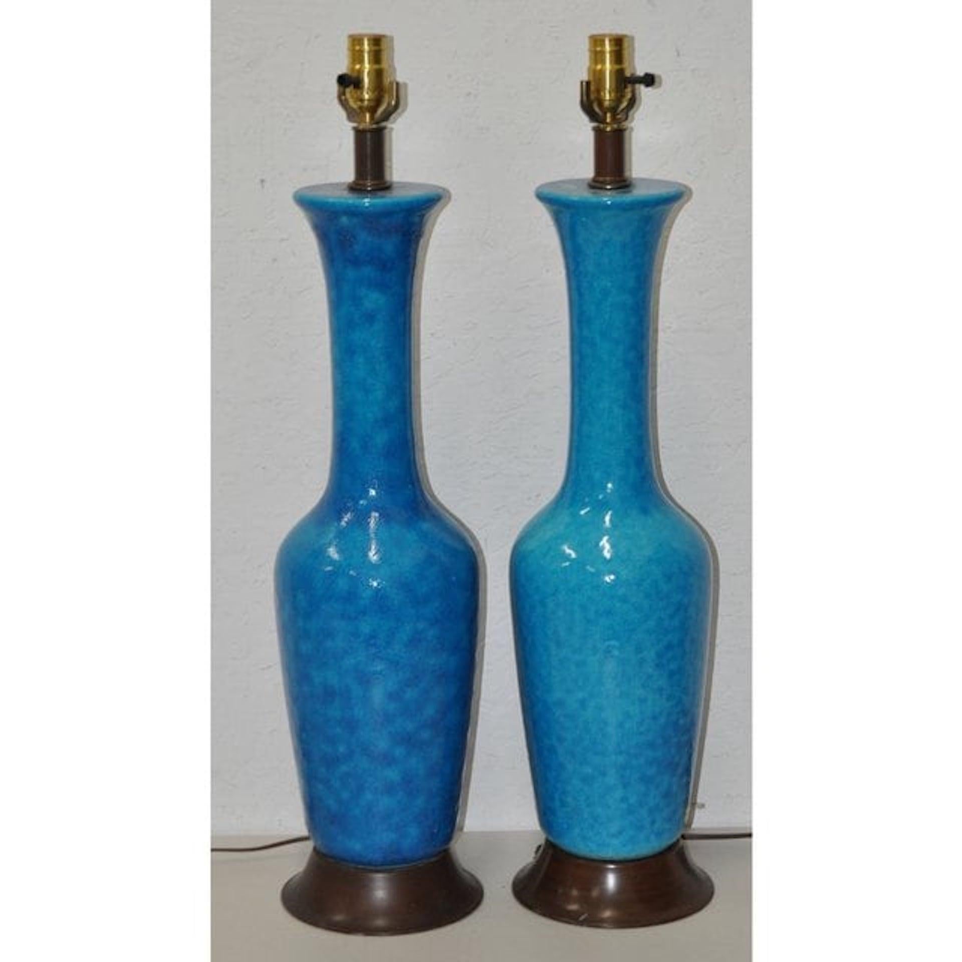 Paire de lampes de table en poterie émaillée Phil Mar, années 1950

Impressionnante paire de lampes de table en verre craquelé bleu par Phil Mar Corp. Cleveland, OH.

Mesures : 6 3/4