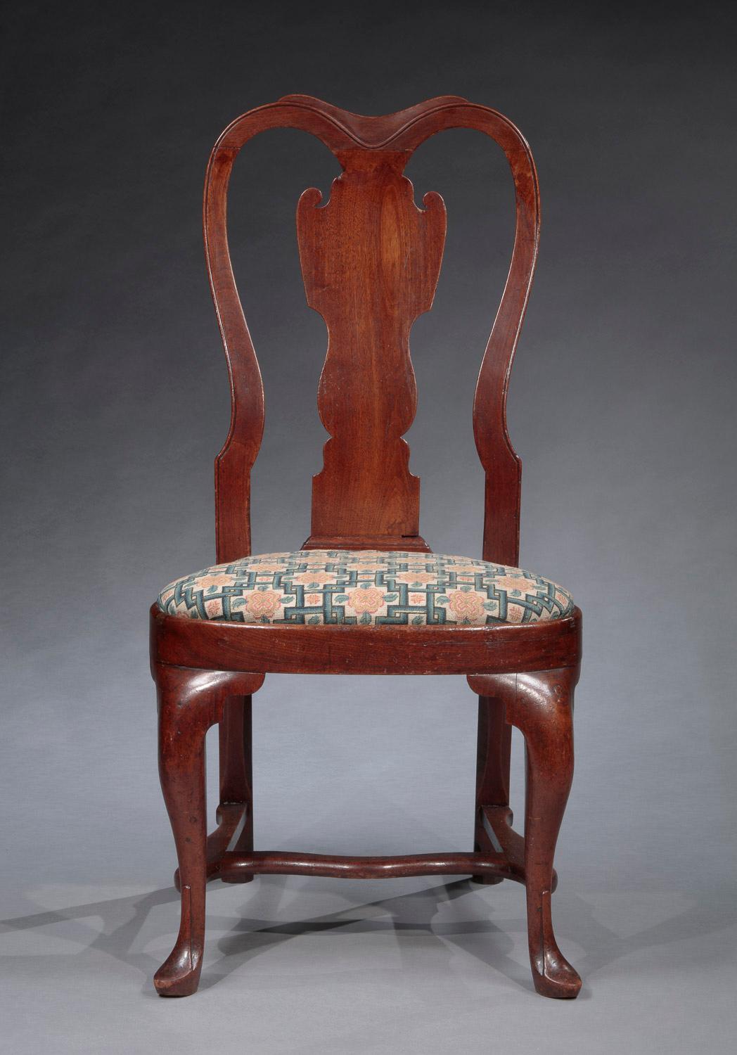 Paire de chaises d'appoint Queen Anne
Philadelphie      Circa 1750

Bois primaire :  Noyer
Bois secondaires :  Pin jaune, Noyer

Hauteur 102,2 cm (40 1/4 in.)
Largeur : 21 pouces
Profondeur :  16 1/2 pouces
Hauteur du siège : 17 pouces

Provenance :