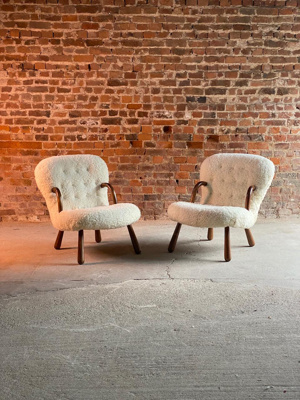 Pair of Philip Arctander ‘Muslingestole’ Clam Chairs  2