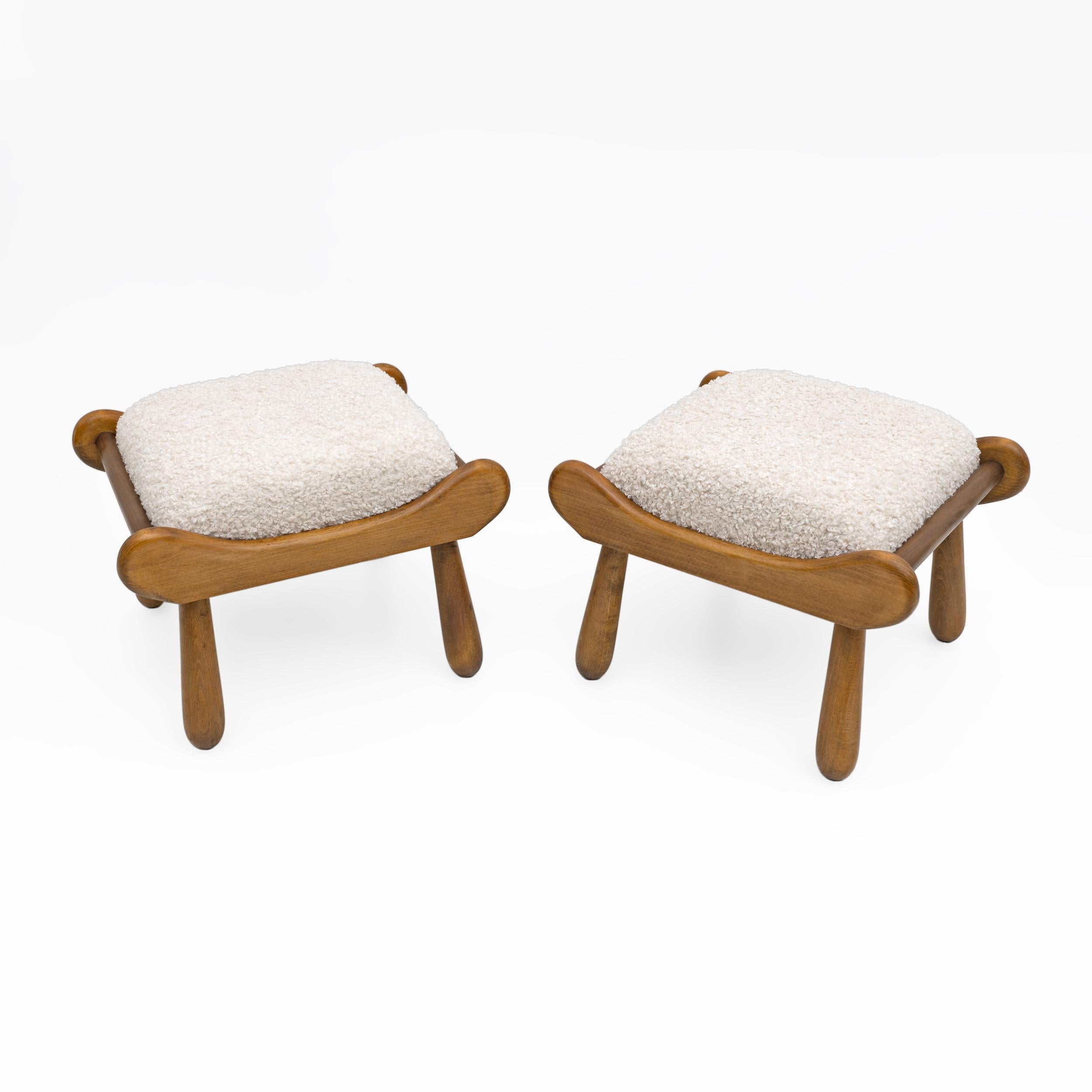 Paire de tabourets en bois de hêtre et tissu Beeche, entièrement restaurés et retapissés, le style rappelle beaucoup celui de l'architecte danois Philip Arctander.