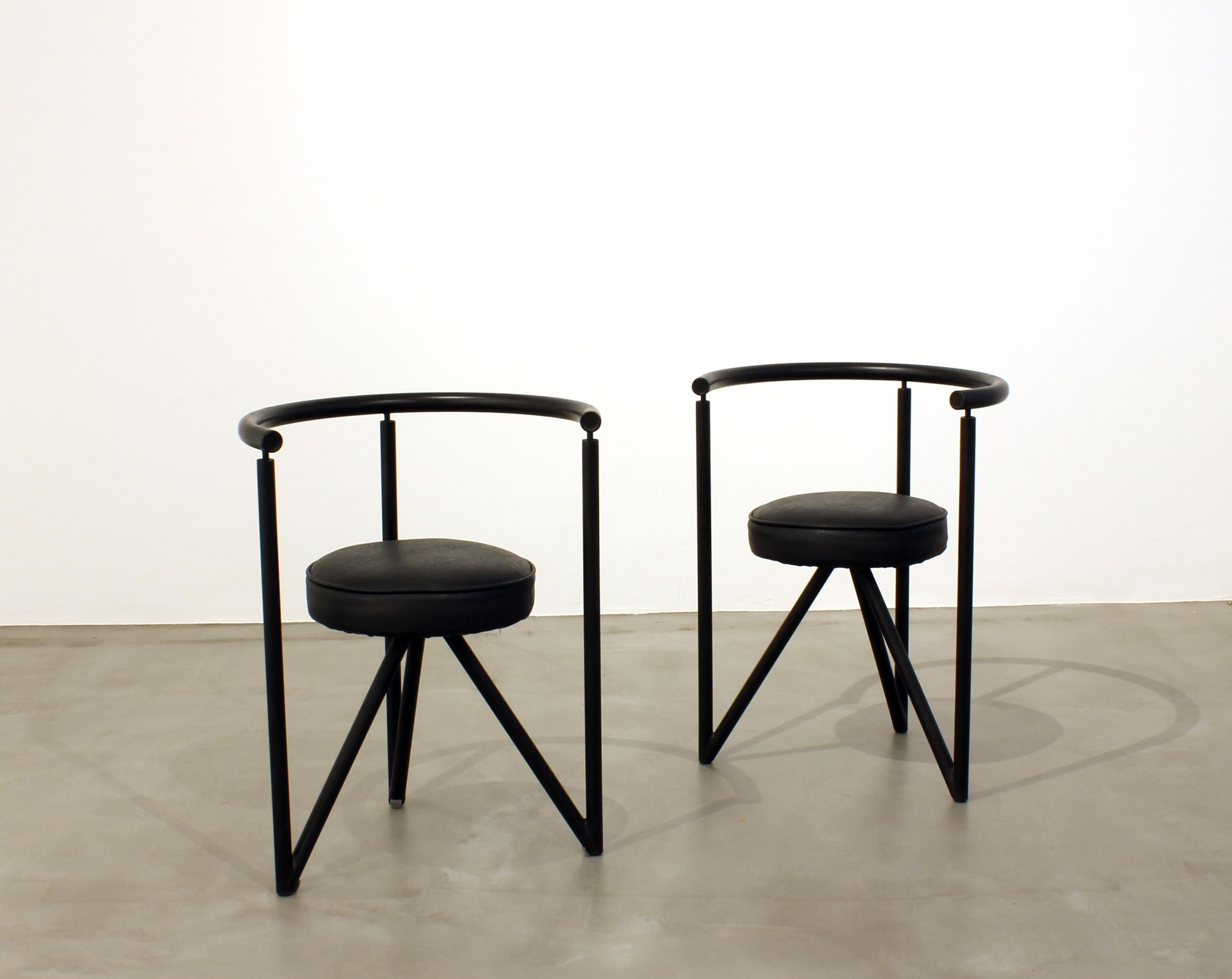 Paire de chaises Miss Dorn par Philippe Starck pour Disform 1982. Structure en métal noir et assise ronde et rembourrée.