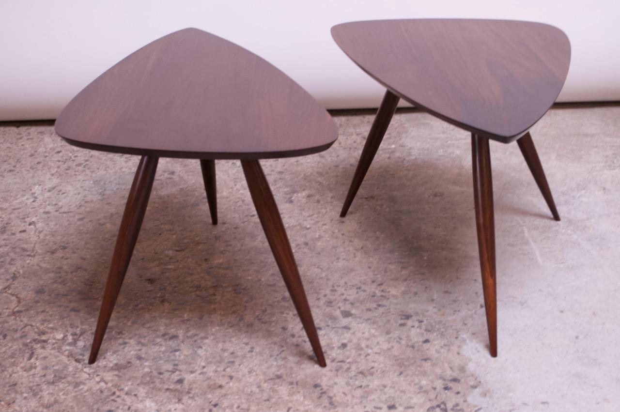 Milieu du XXe siècle Paire de tables d'appoint sculpturales Phillip Lloyd Powell en noyer noir en vente