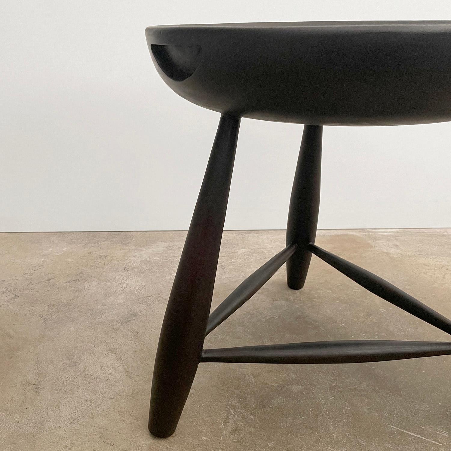 Ein Paar Phillip Lloyd Powell-Beistelltische aus Nussbaumholz im Angebot 3