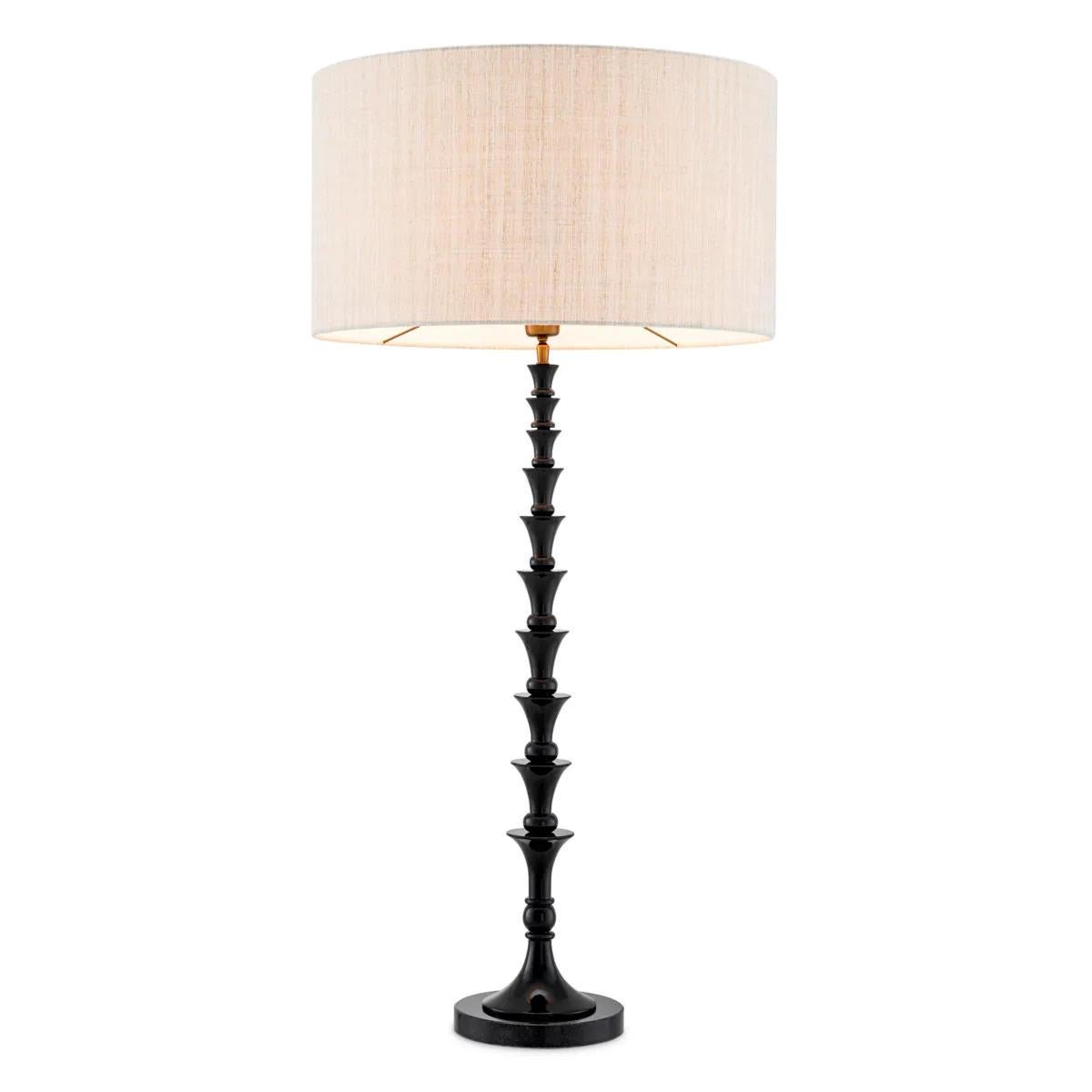 Paire de lampes de table laquées noir piano avec base en granit noir.

Cet élégant design en bois, associé à un abat-jour en lin durable, offre une alternative écologique aux éclairages traditionnels en métal. Son aspect sophistiqué allie