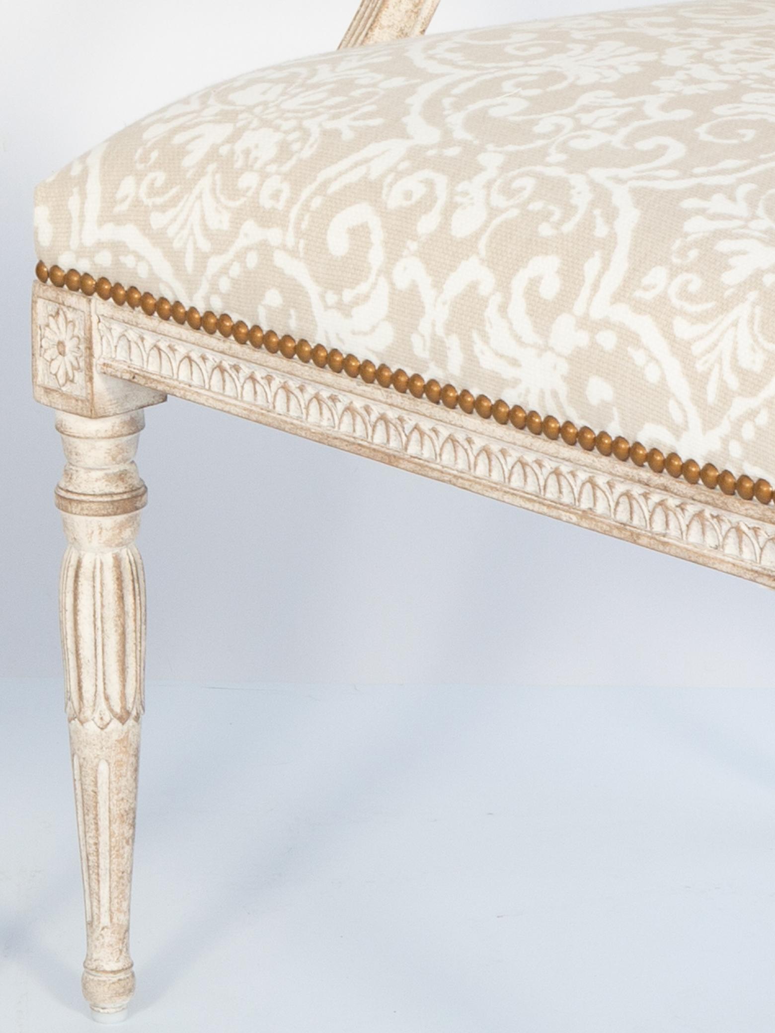 Paire de chaises de style suédois en bois repoussé en vente 3