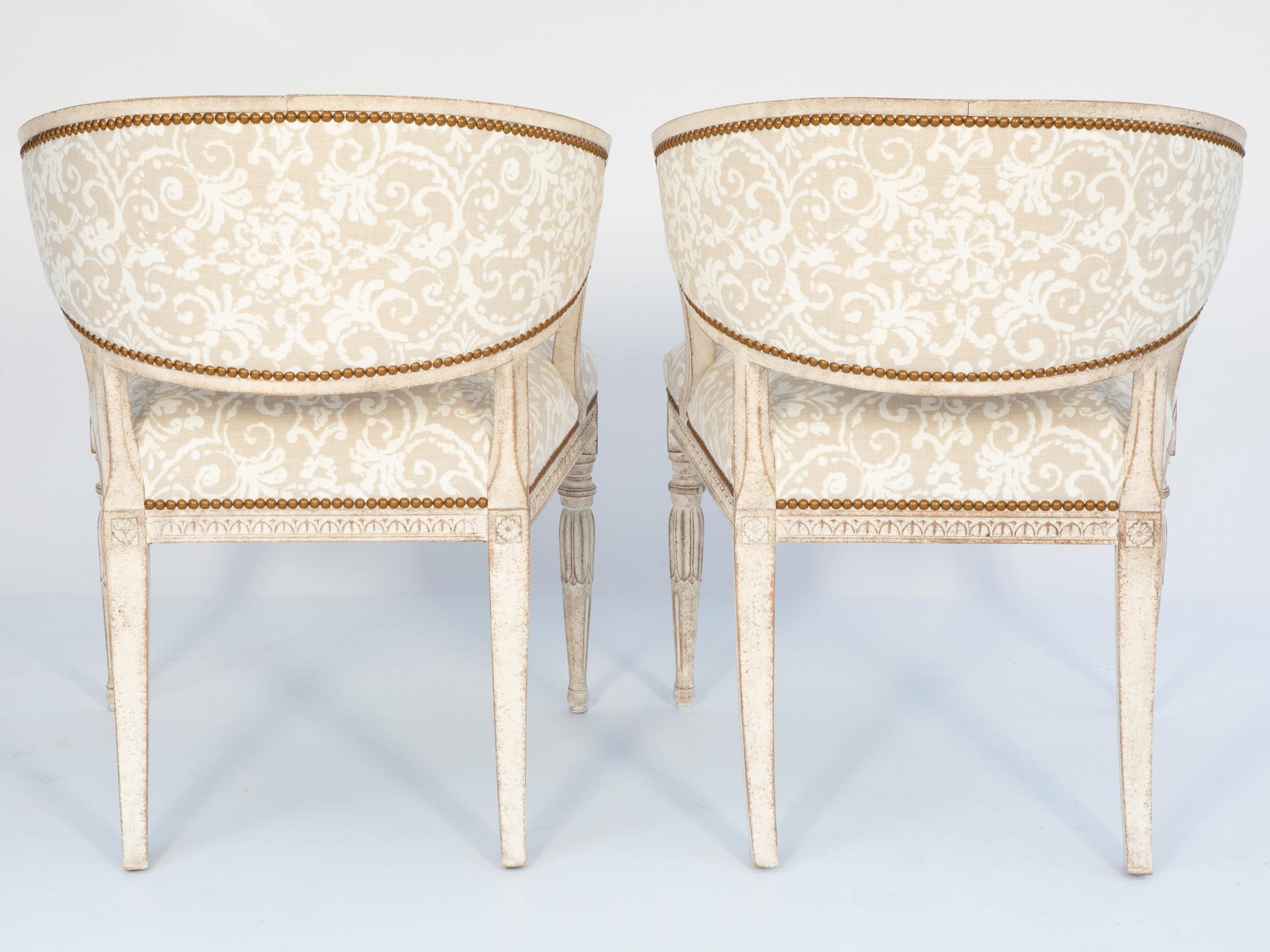 Paire de chaises de style suédois en bois repoussé en vente 4