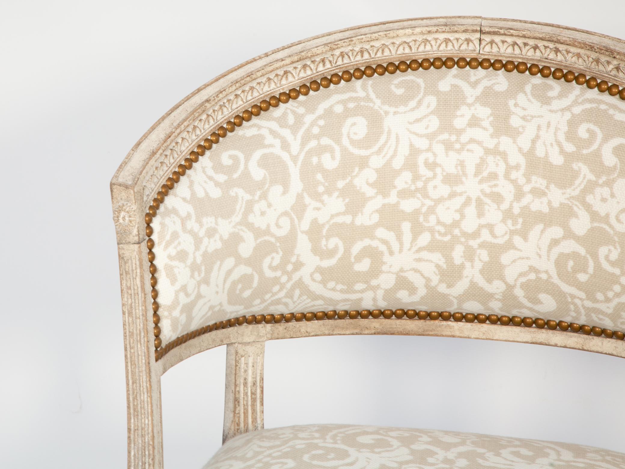 Gustavien Paire de chaises de style suédois en bois repoussé en vente