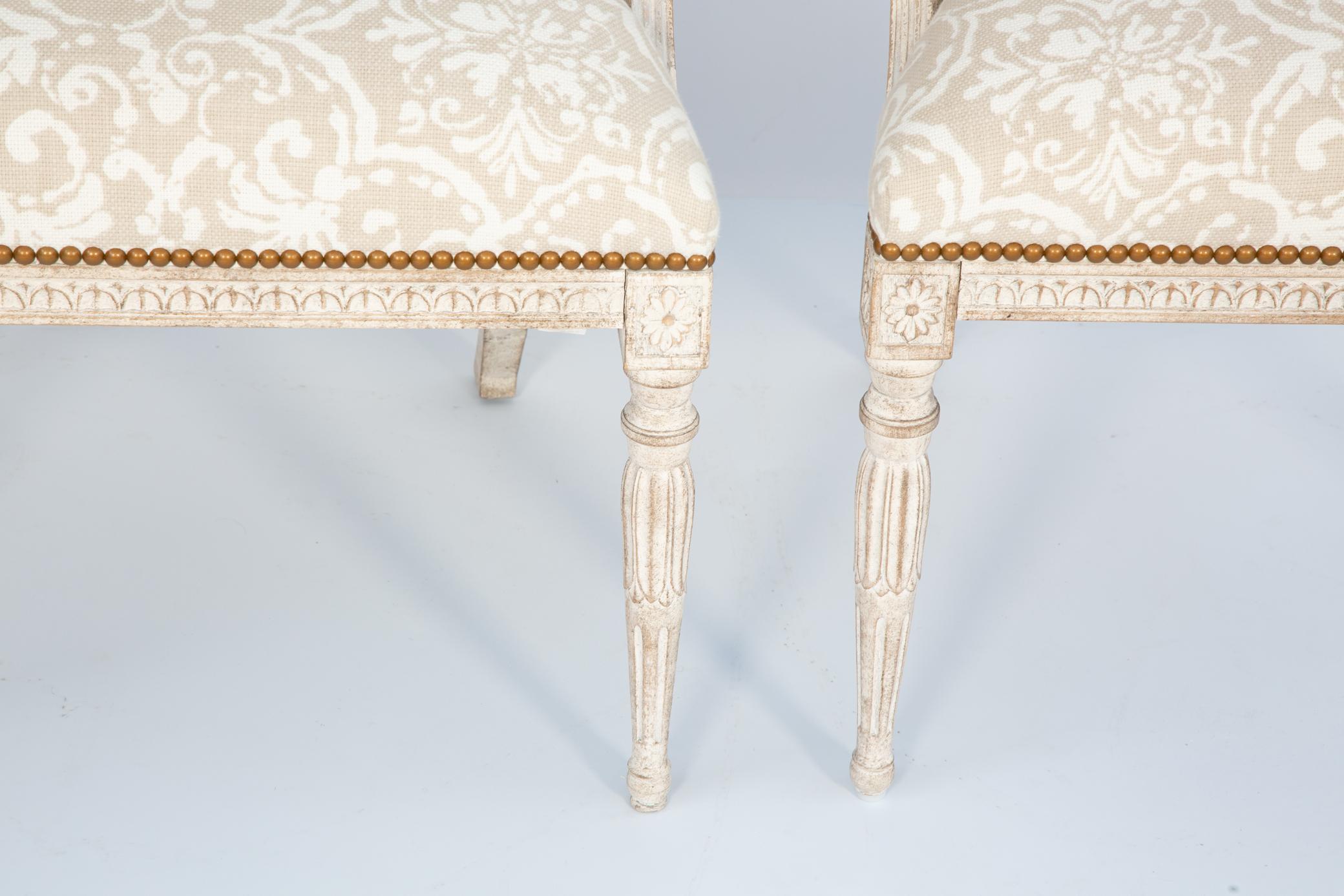 Peint Paire de chaises de style suédois en bois repoussé en vente