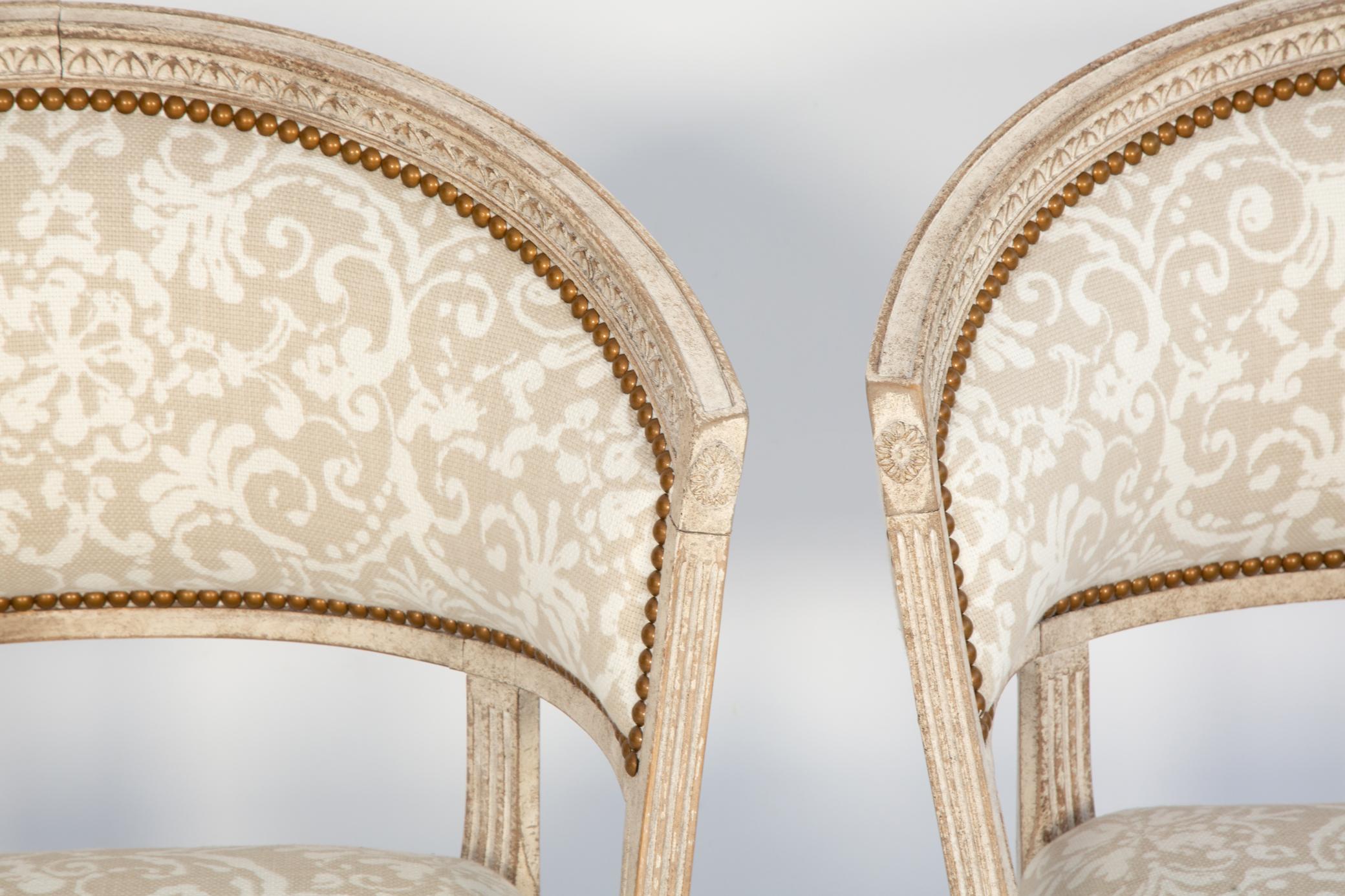 Paire de chaises de style suédois en bois repoussé Bon état - En vente à West Palm Beach, FL