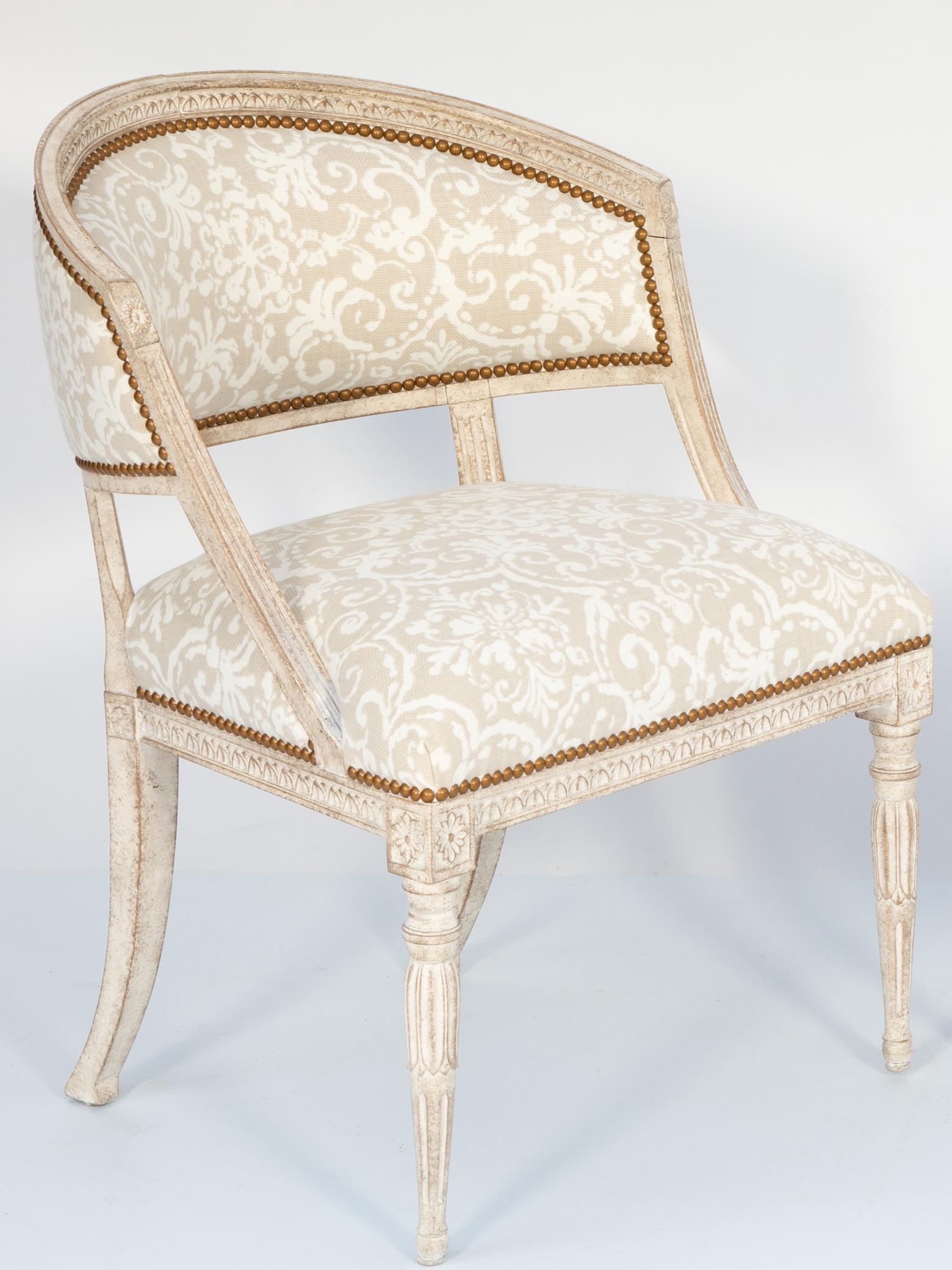 Tissu d'ameublement Paire de chaises de style suédois en bois repoussé en vente