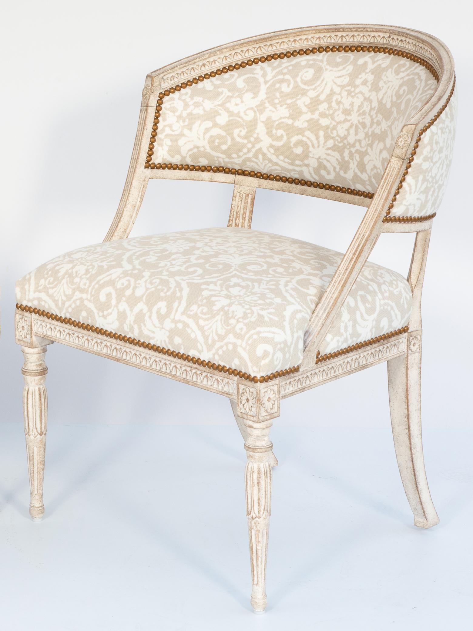 Paire de chaises de style suédois en bois repoussé en vente 1