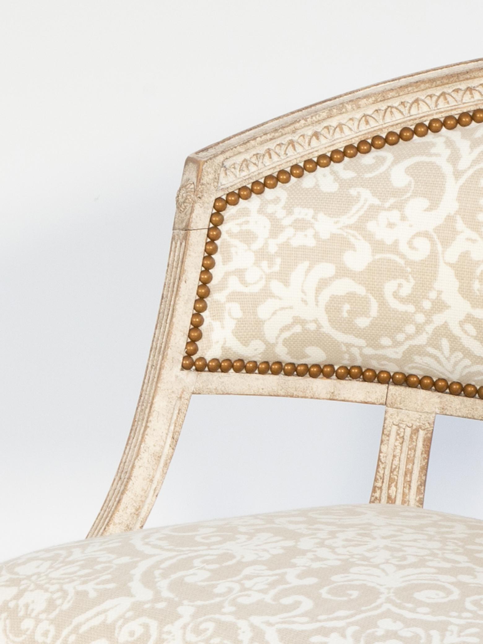 Paire de chaises de style suédois en bois repoussé en vente 2