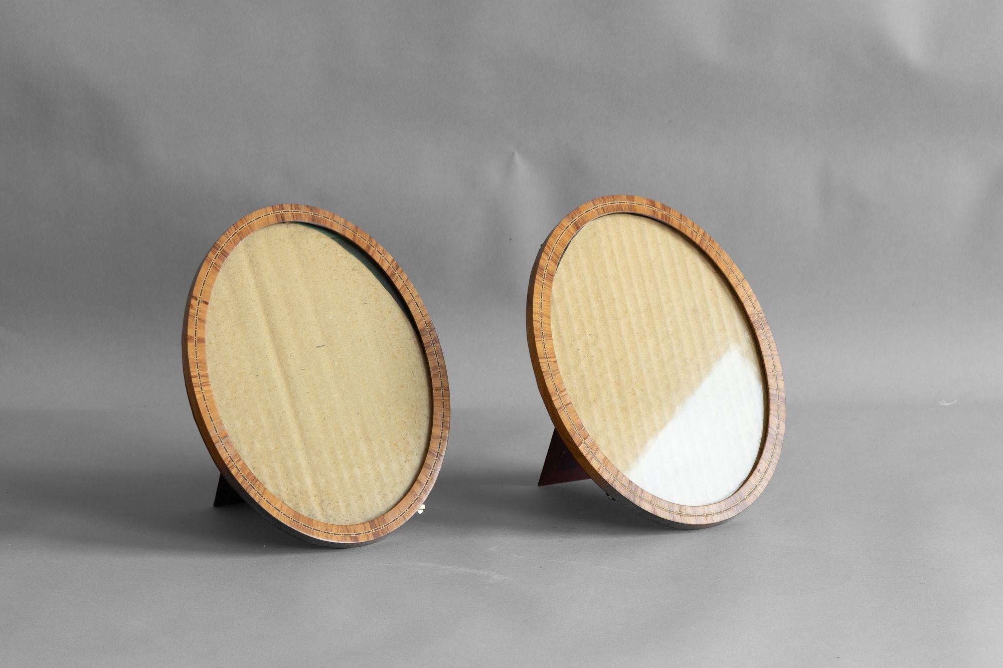 Pair of inlaid oval frames.
Circa 1920.
H 26cm x W 20cm x D 2/16cm
Please be in touch for an accurate shipping quote.