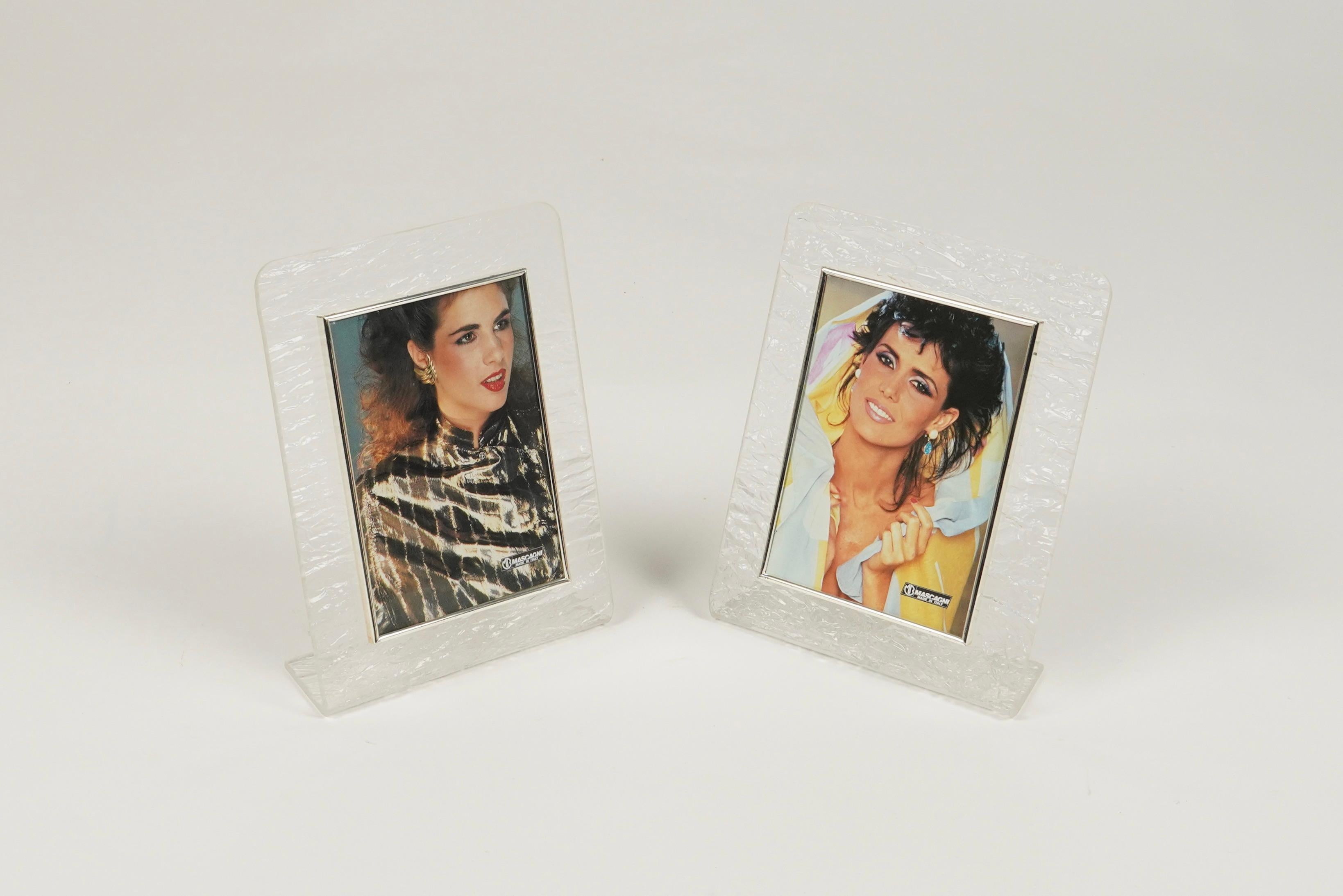 Pair of rectangular picture frames in lucite ice effect and glass in the style of Willy Rizzo.

Made in Italy in the 1980s.