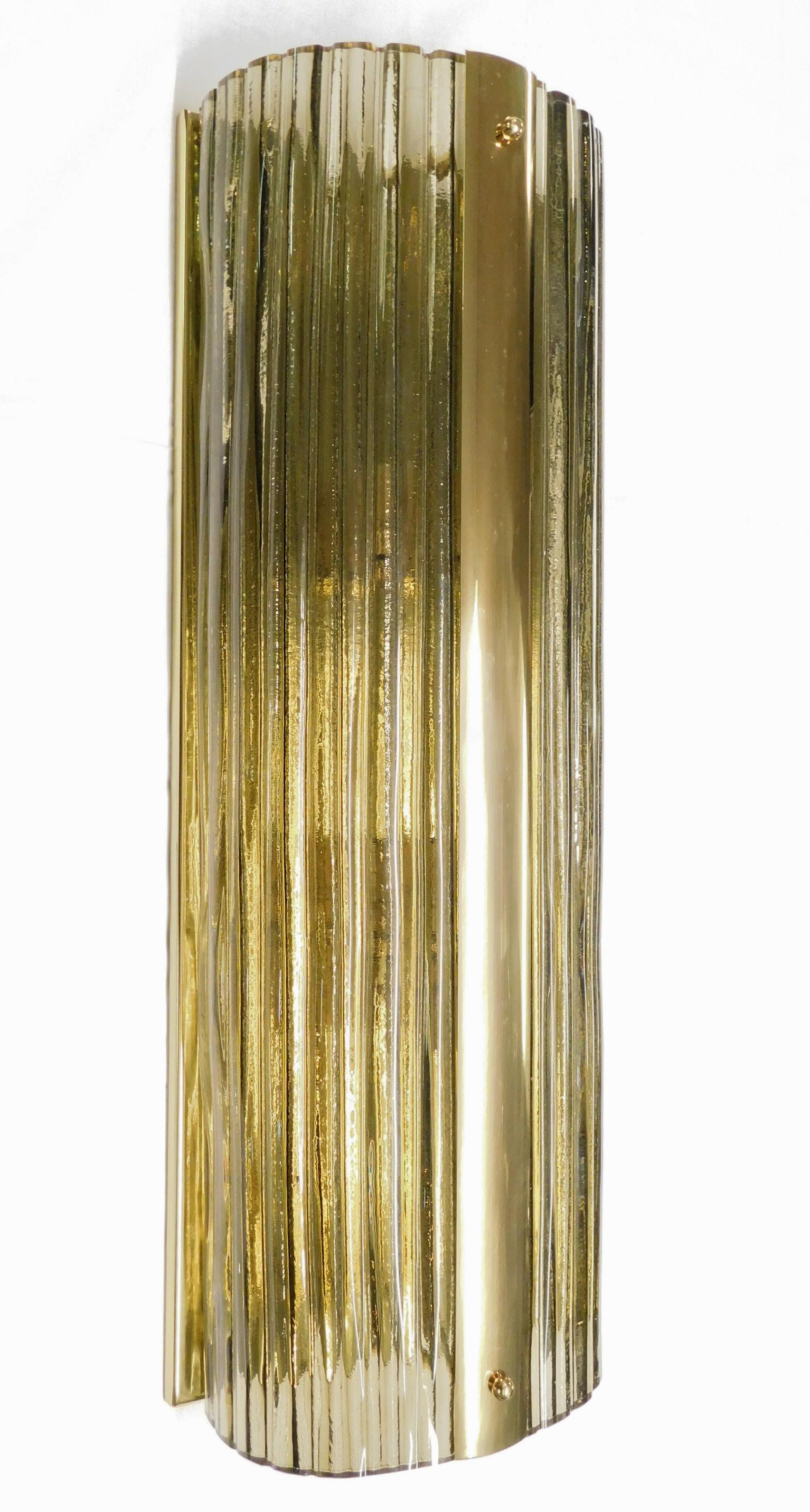 Italienische Wandleuchten aus rauchigem Murano-Glas, mundgeblasen in einem komplizierten, gebogenen Muster, montiert auf polierten Messingrahmen / Entworfen von Fabio Bergomi für FABIO LTD / Hergestellt in Italien
3 Leuchten / Typ E12 oder E14 / je