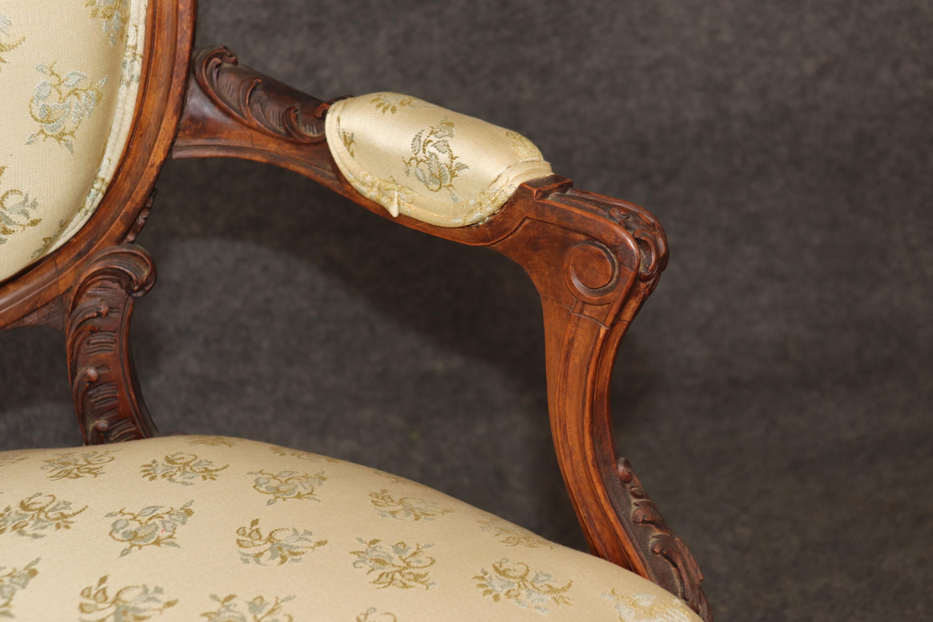 Coppia di sedie da salotto francesi Luigi XV in legno di noce intagliate a mano Circa 1870 in vendita 4