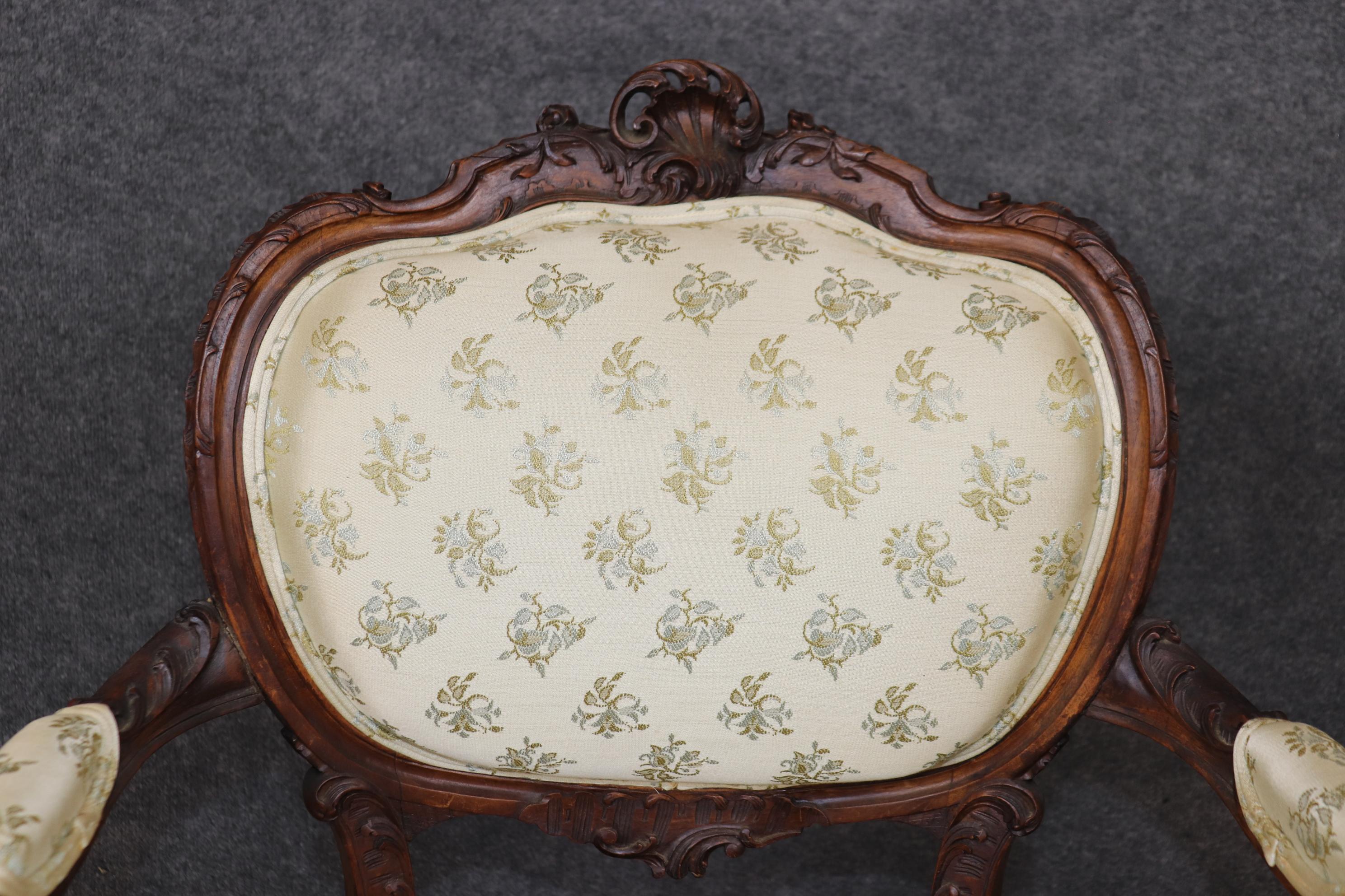 Coppia di sedie da salotto francesi Luigi XV in legno di noce intagliate a mano Circa 1870 in vendita 5