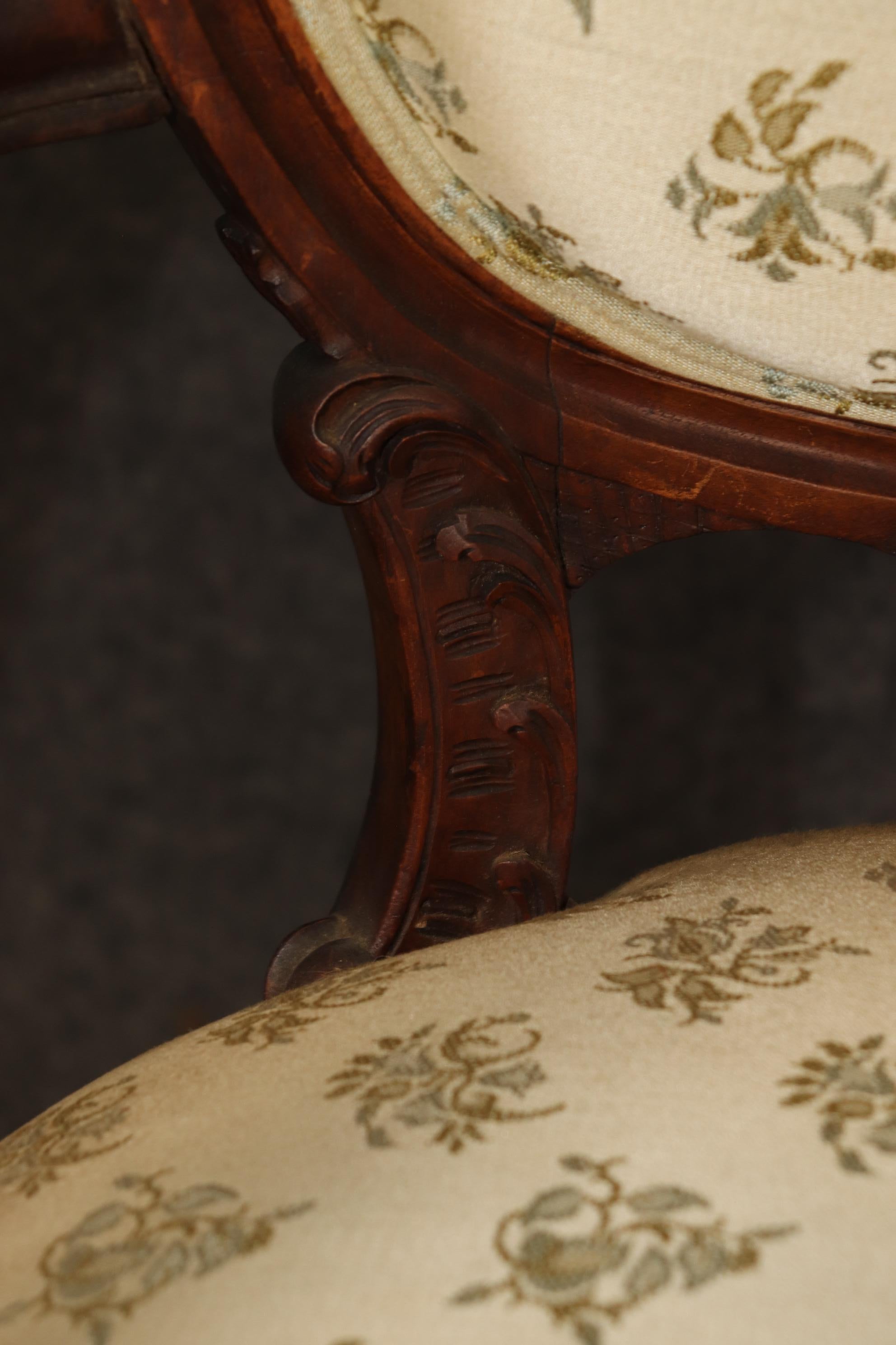 Coppia di sedie da salotto francesi Luigi XV in legno di noce intagliate a mano Circa 1870 in vendita 6