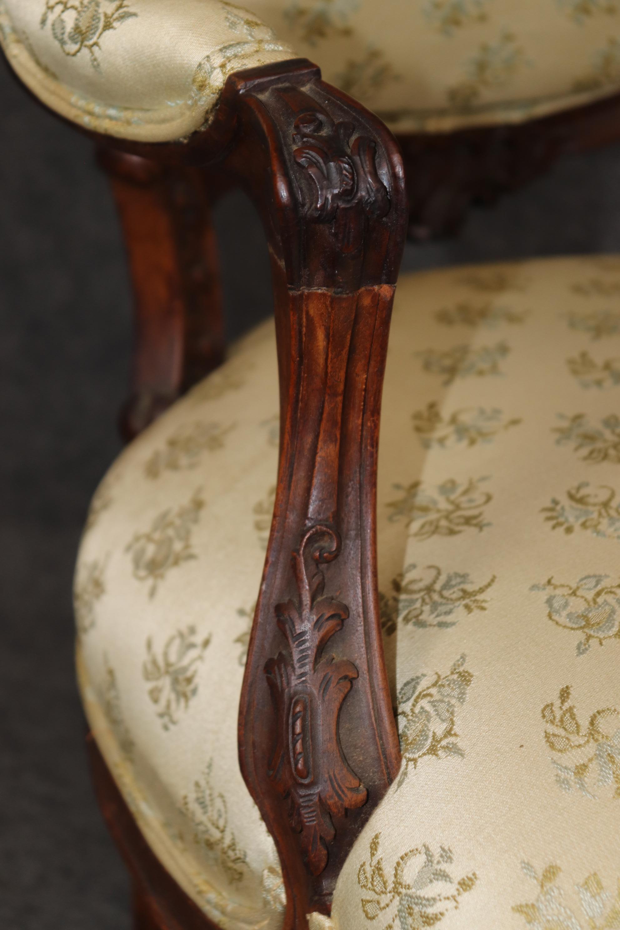 Coppia di sedie da salotto francesi Luigi XV in legno di noce intagliate a mano Circa 1870 in vendita 7