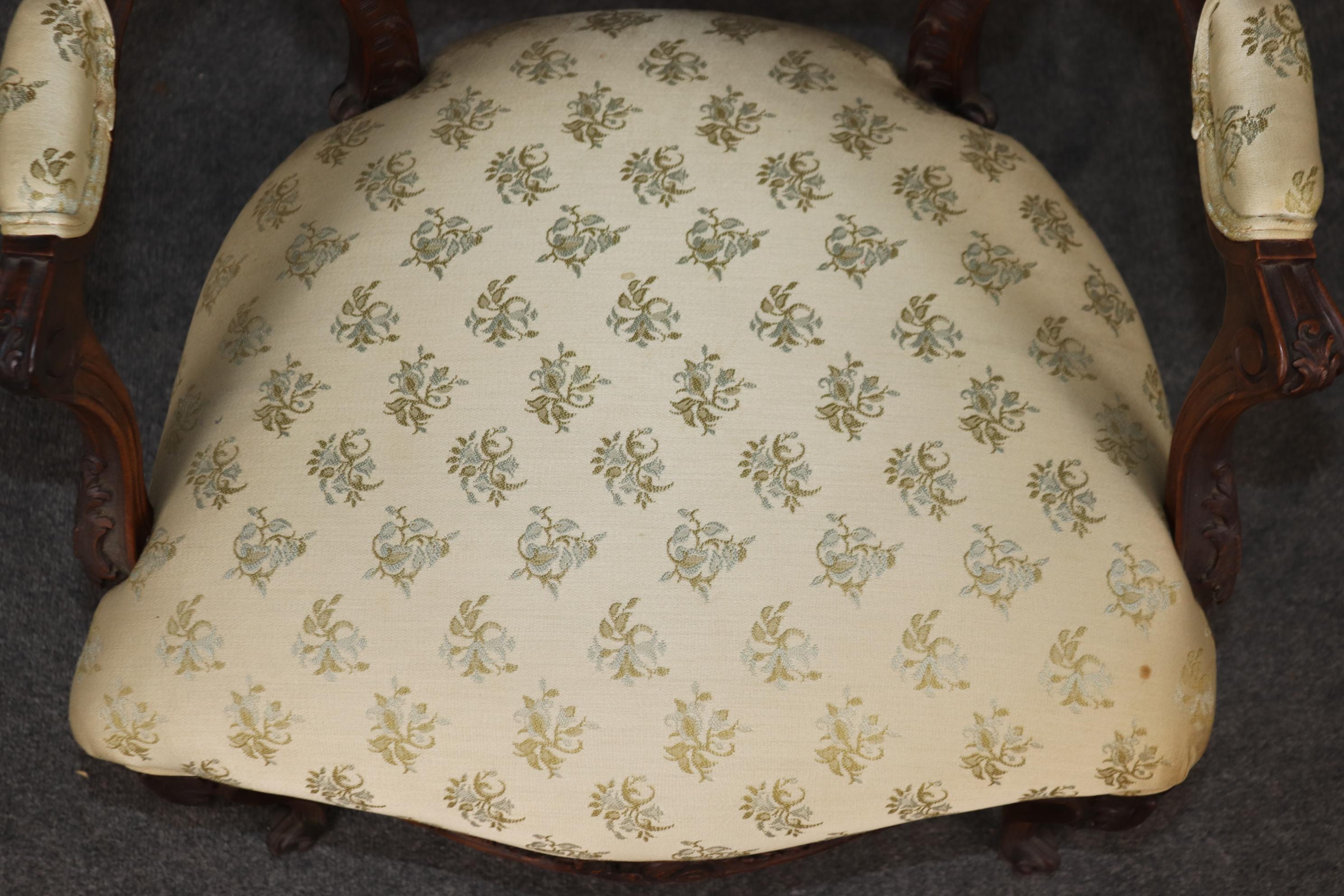 Coppia di sedie da salotto francesi Luigi XV in legno di noce intagliate a mano Circa 1870 in vendita 8