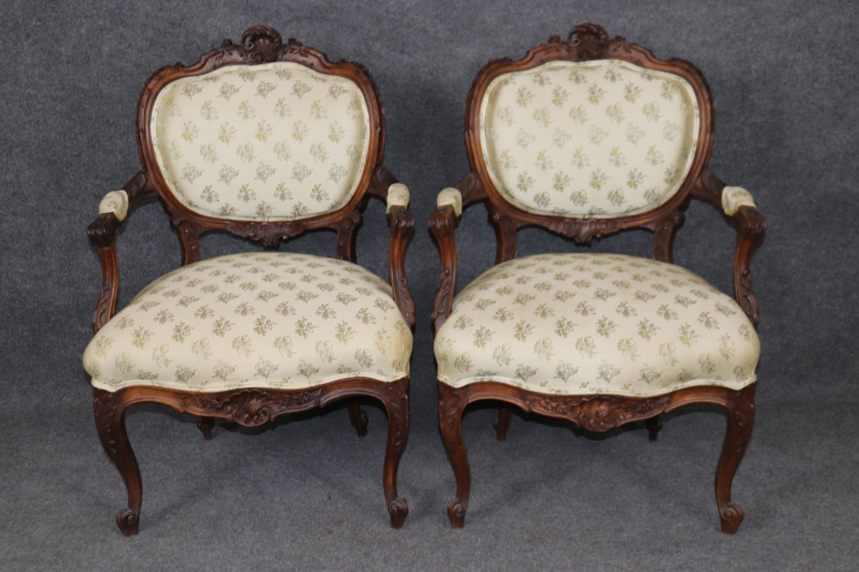 Francese Coppia di sedie da salotto francesi Luigi XV in legno di noce intagliate a mano Circa 1870 in vendita