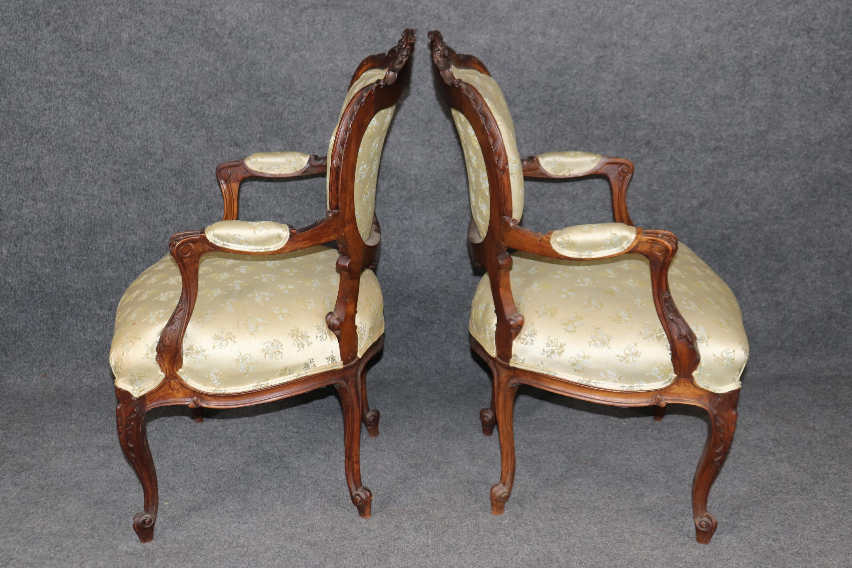 Coppia di sedie da salotto francesi Luigi XV in legno di noce intagliate a mano Circa 1870 In condizioni buone in vendita a Swedesboro, NJ