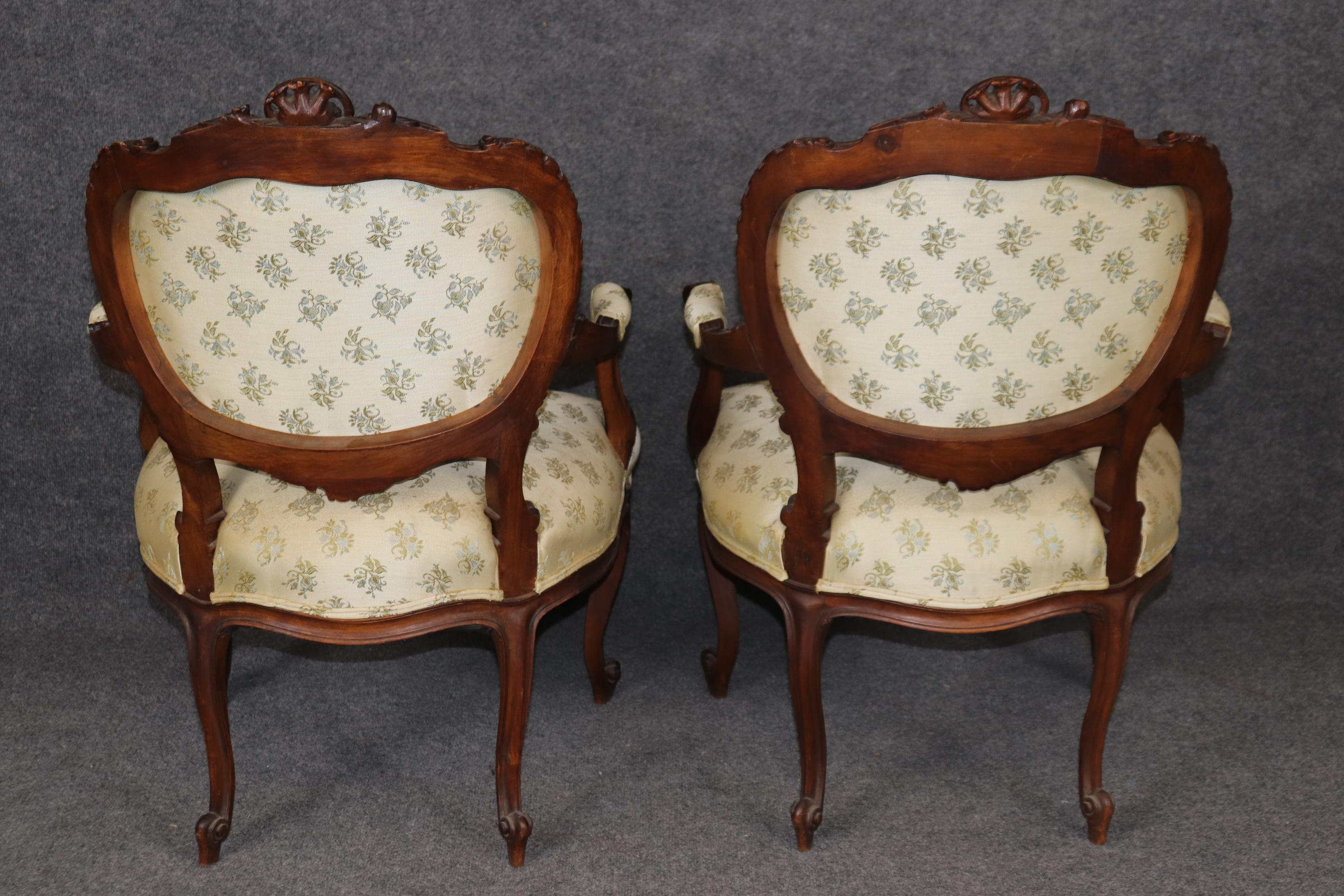 Fine XIX secolo Coppia di sedie da salotto francesi Luigi XV in legno di noce intagliate a mano Circa 1870 in vendita