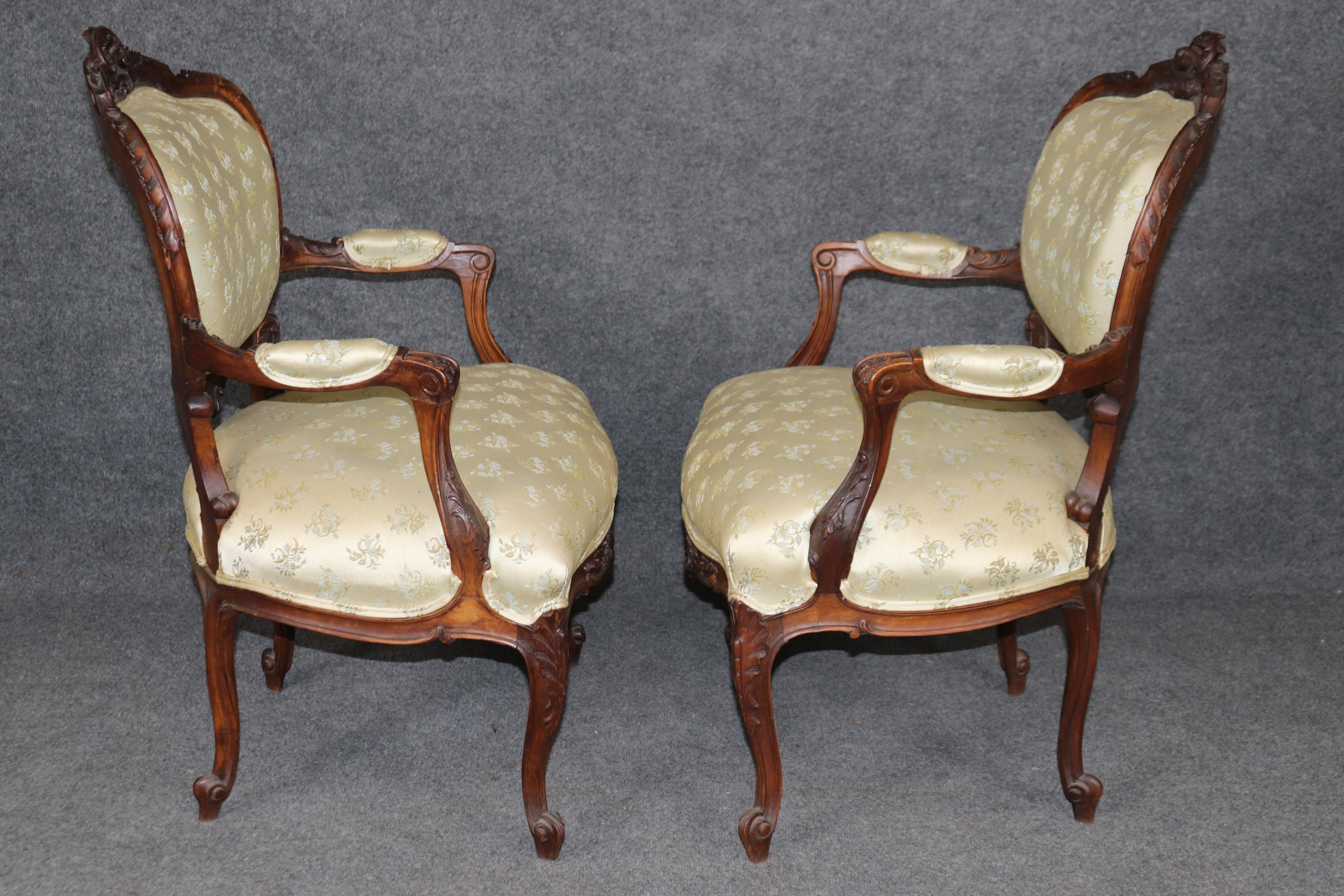 Noce Coppia di sedie da salotto francesi Luigi XV in legno di noce intagliate a mano Circa 1870 in vendita