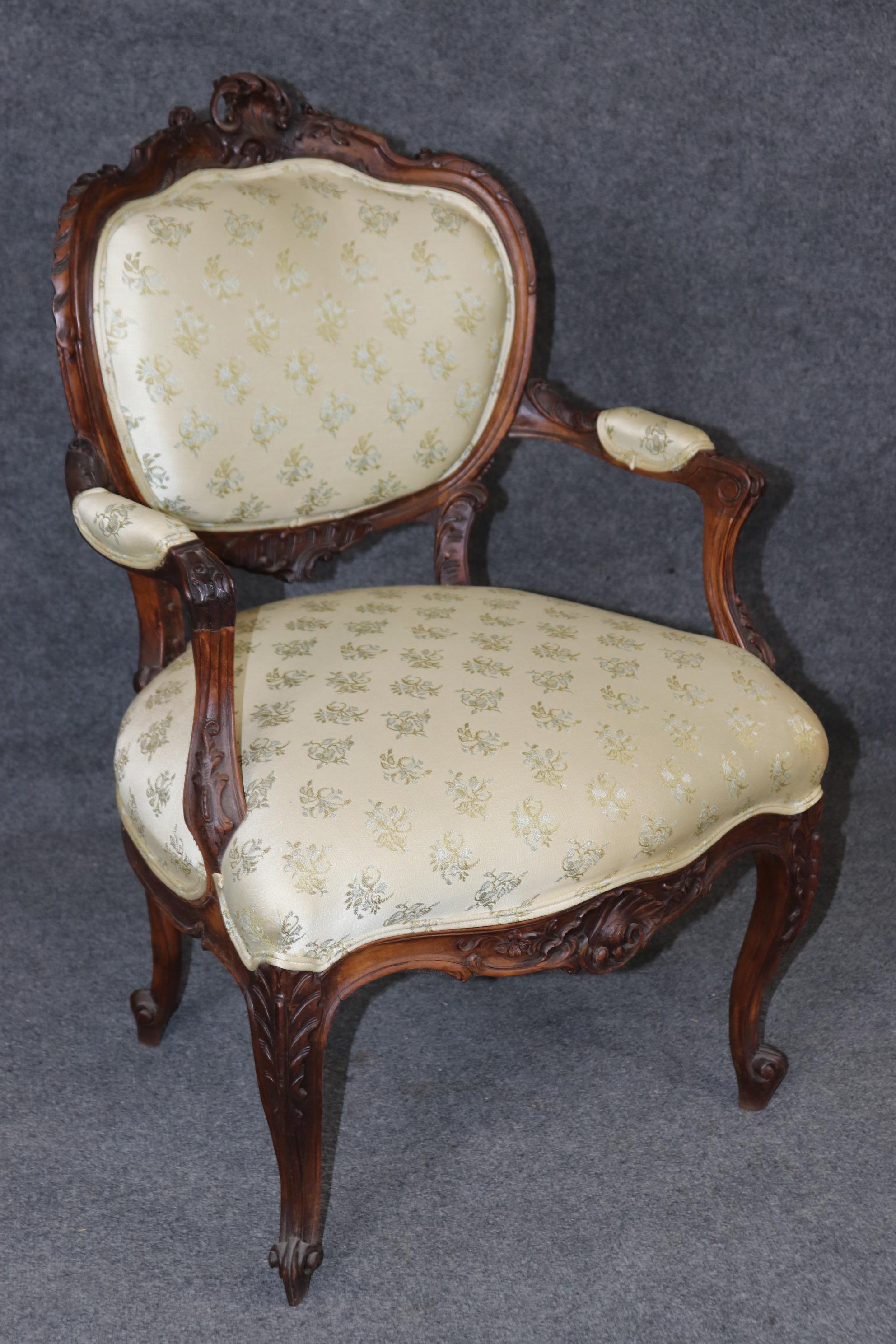 Coppia di sedie da salotto francesi Luigi XV in legno di noce intagliate a mano Circa 1870 in vendita 1