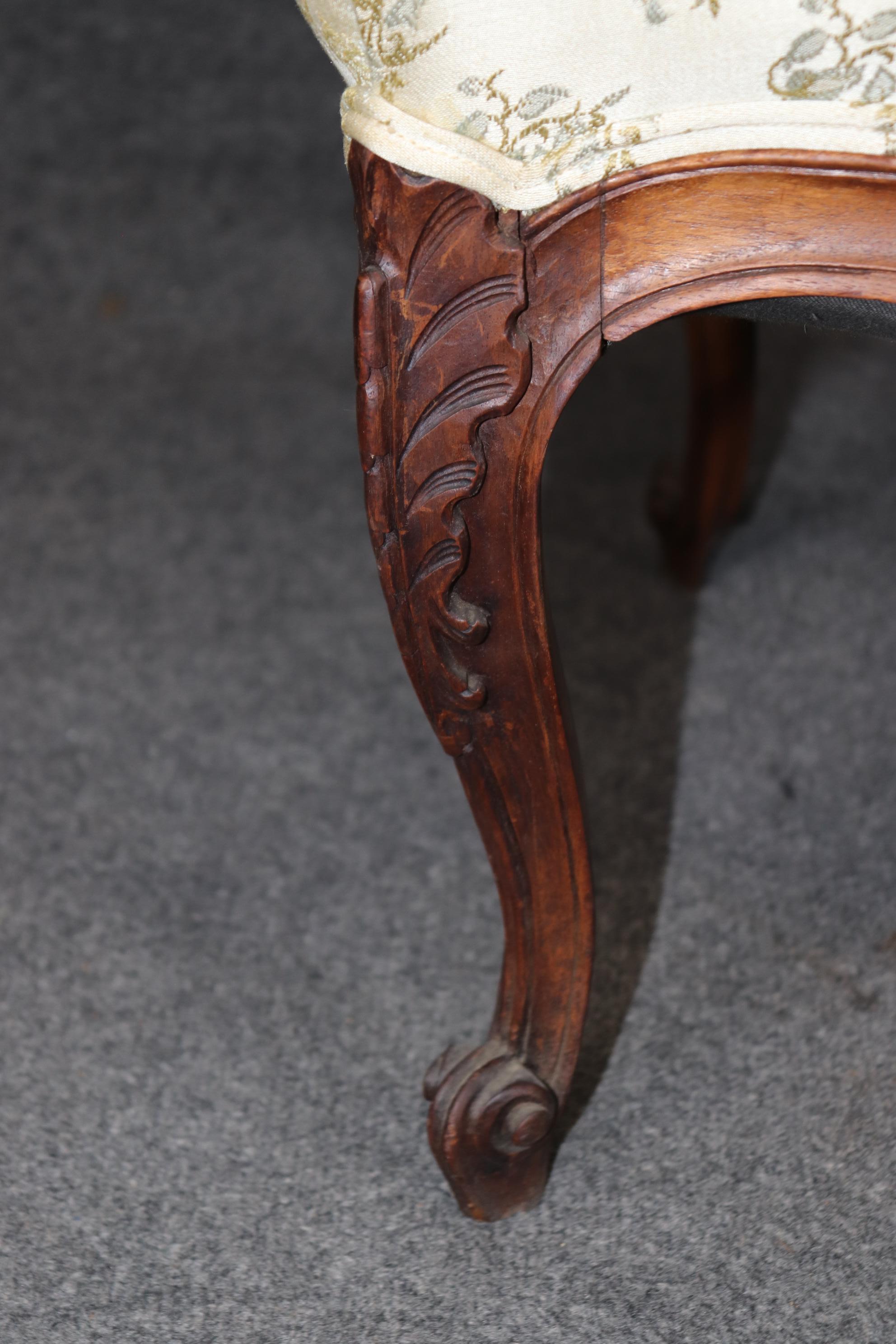 Coppia di sedie da salotto francesi Luigi XV in legno di noce intagliate a mano Circa 1870 in vendita 2