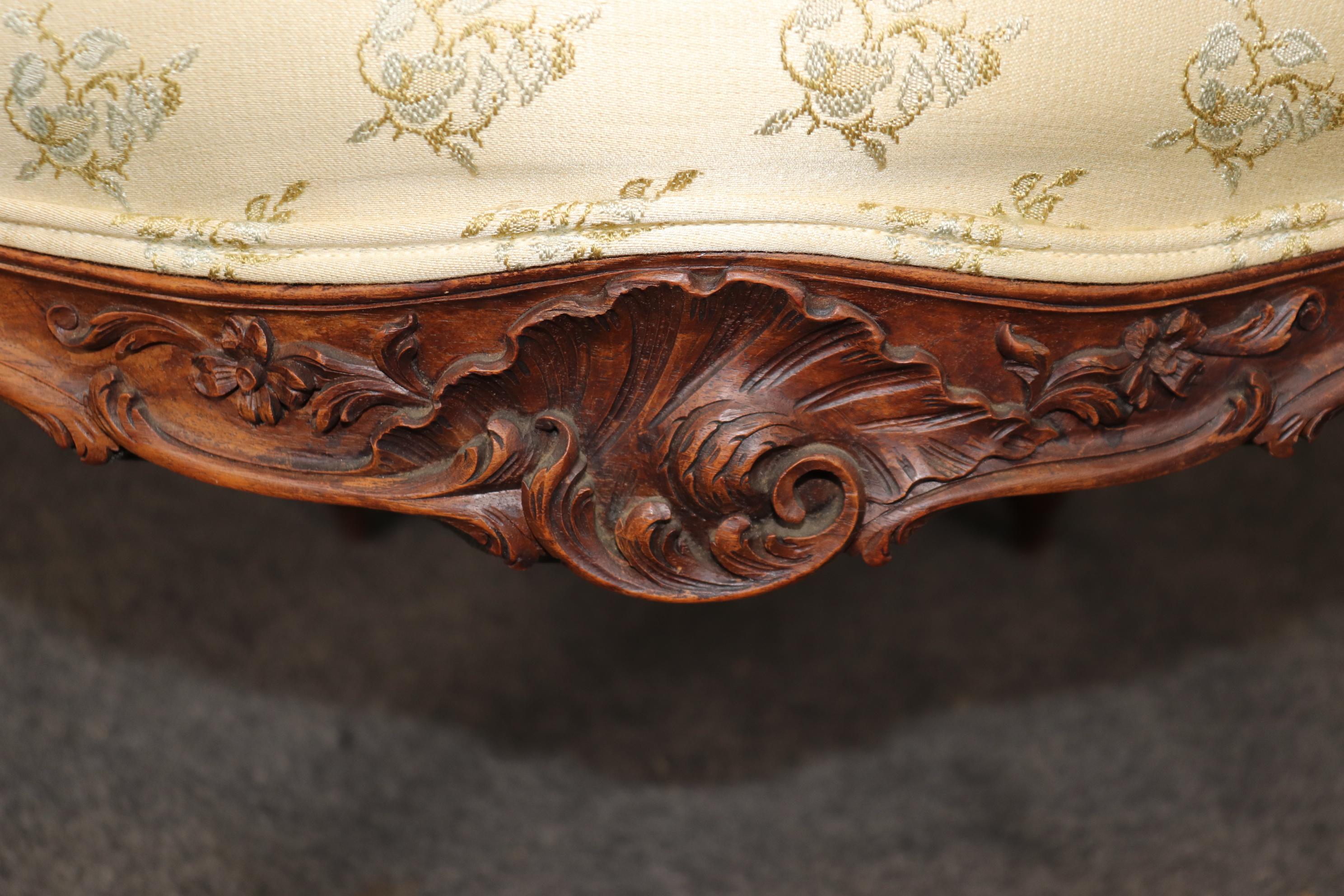Coppia di sedie da salotto francesi Luigi XV in legno di noce intagliate a mano Circa 1870 in vendita 3