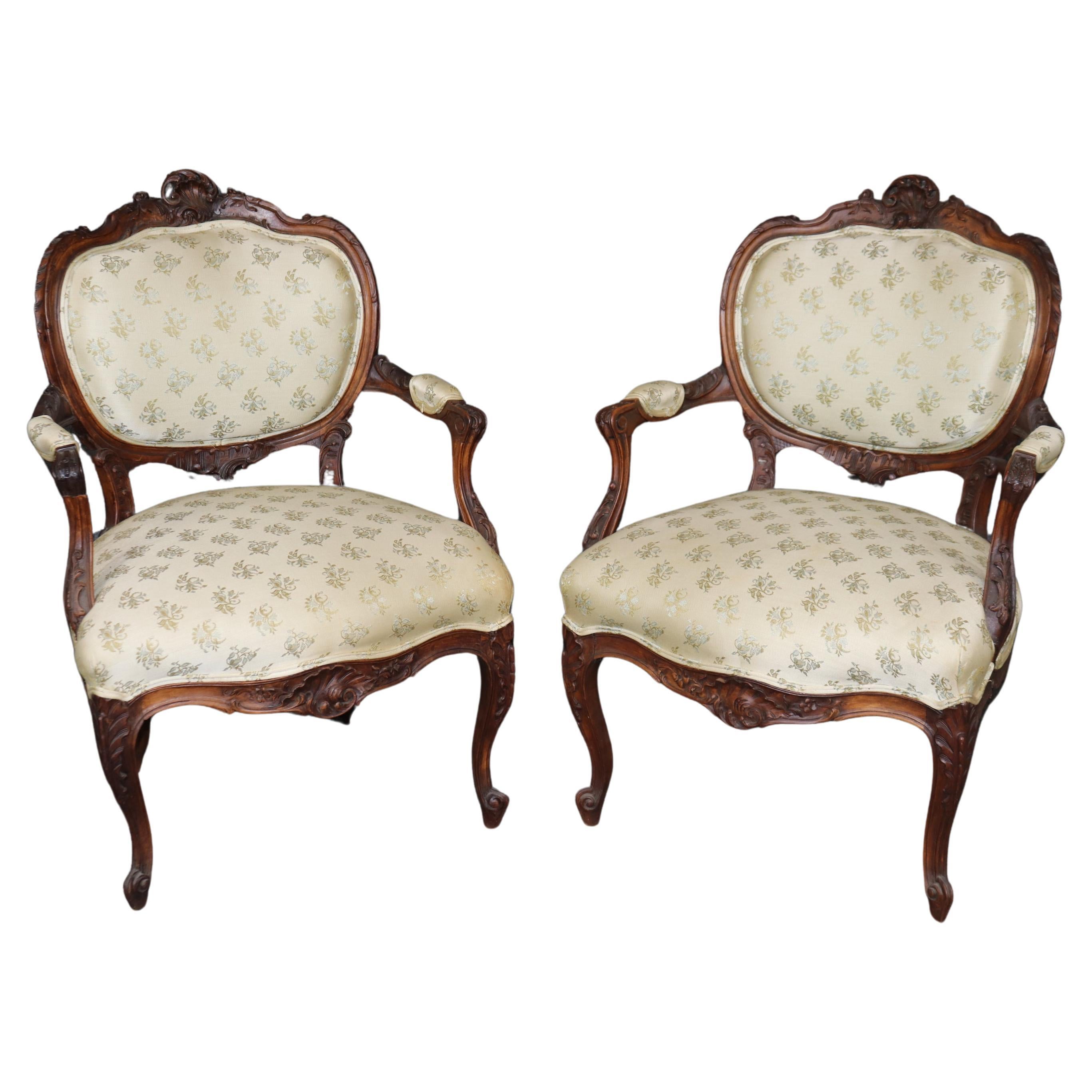Coppia di sedie da salotto francesi Luigi XV in legno di noce intagliate a mano Circa 1870 in vendita