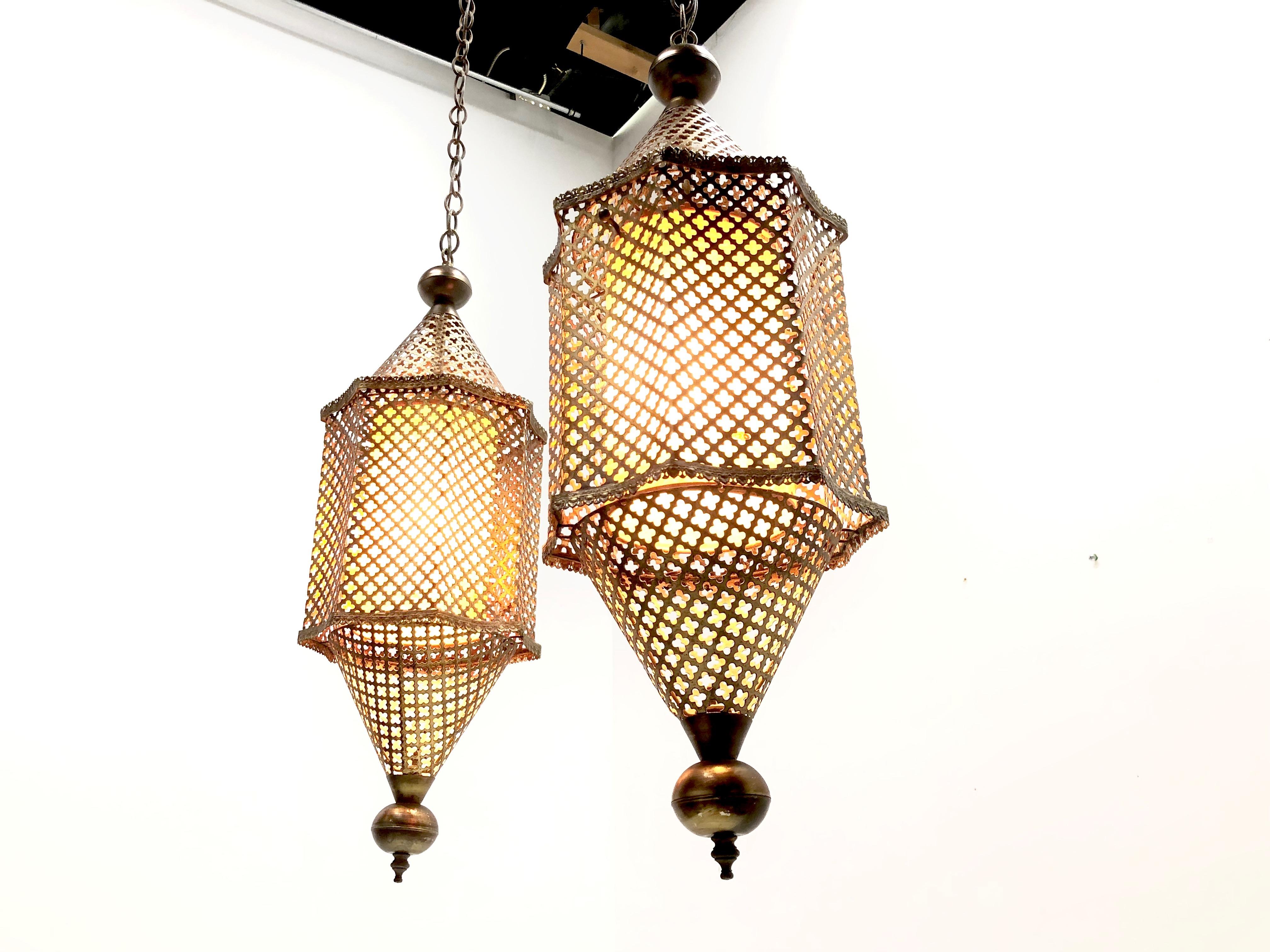 Pair of pierced brass Moroccan pendants. Pendants are in good vintage condition with oxidation on brass. One of the on/off switch is missing. Original wiring, circa 1960s.

Dimensions:
10