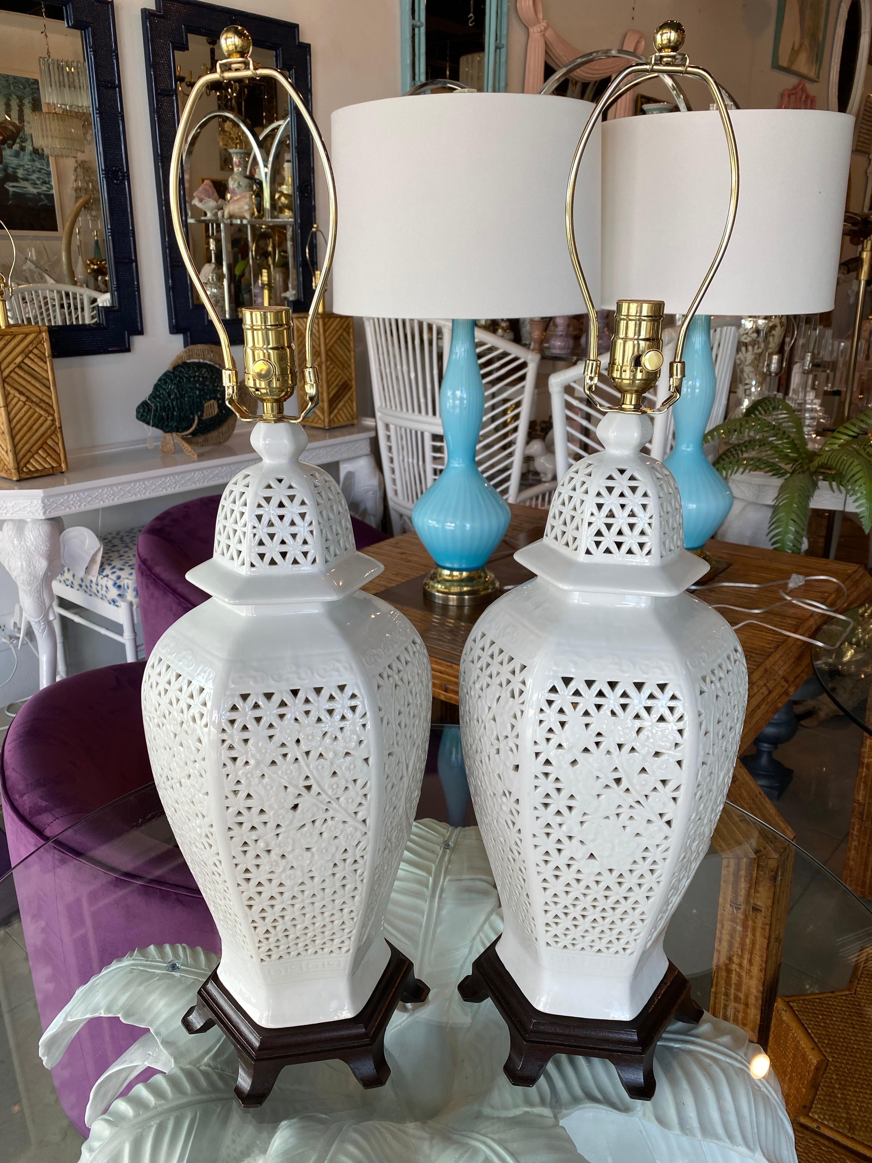 Lovely vintage pair of Chine de Blanc ceramic ginger jar table lamps. Newly wired, all new brass hardware. Lovely wood base.
Measures: Height to finial 29.5
Height to socket 23