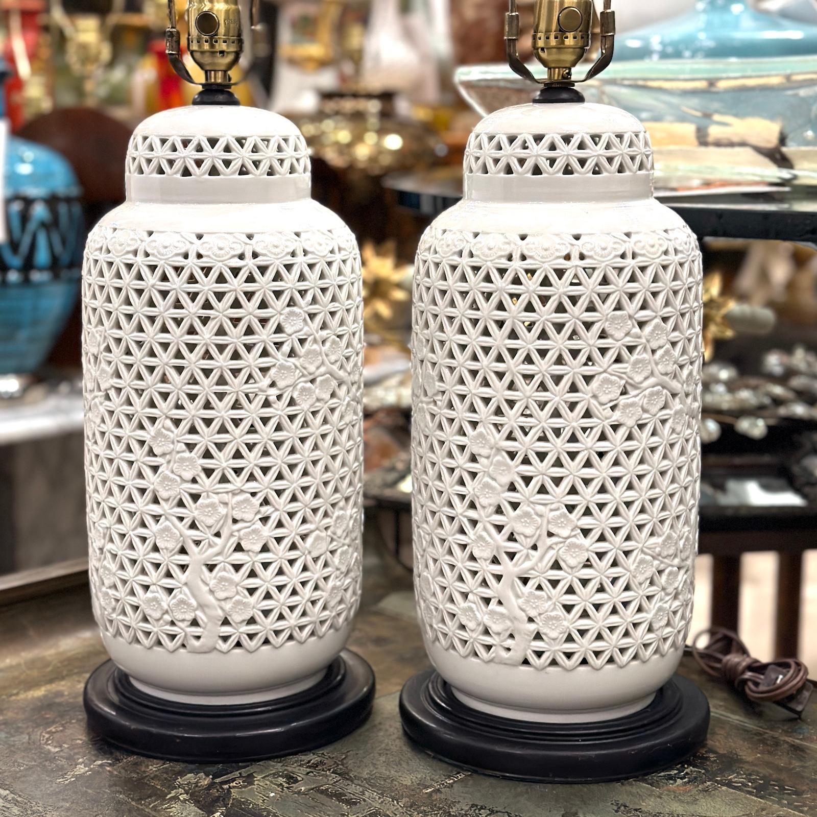 Paar durchbrochene Lampen aus weißem Porzellan im Zustand „Gut“ im Angebot in New York, NY