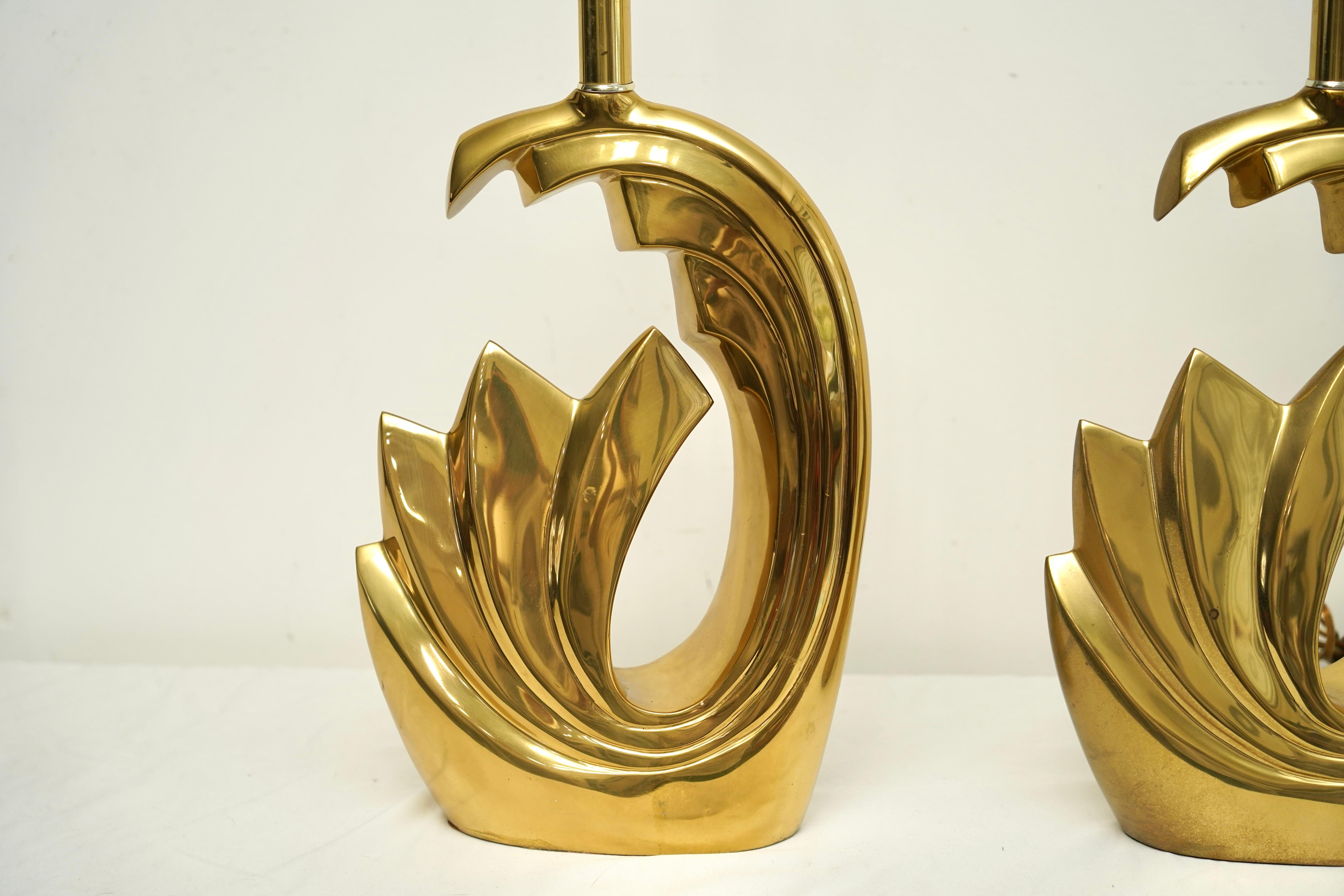 Coppia di lampade da tavolo Pierre Cardin 1980 Postmodern Hollywood Regency in ottone con onda di marea
Una sorprendente coppia di lampade da tavolo scultoree in ottone disegnate negli anni '80 da  Pierre Cardin. Caratterizzate da un audace motivo a