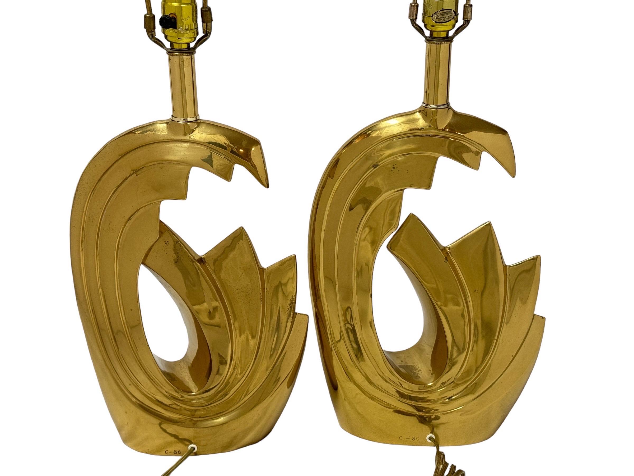 Hollywood Regency Coppia di lampade a forma di onda di marea in ottone di Pierre Cardin in vendita