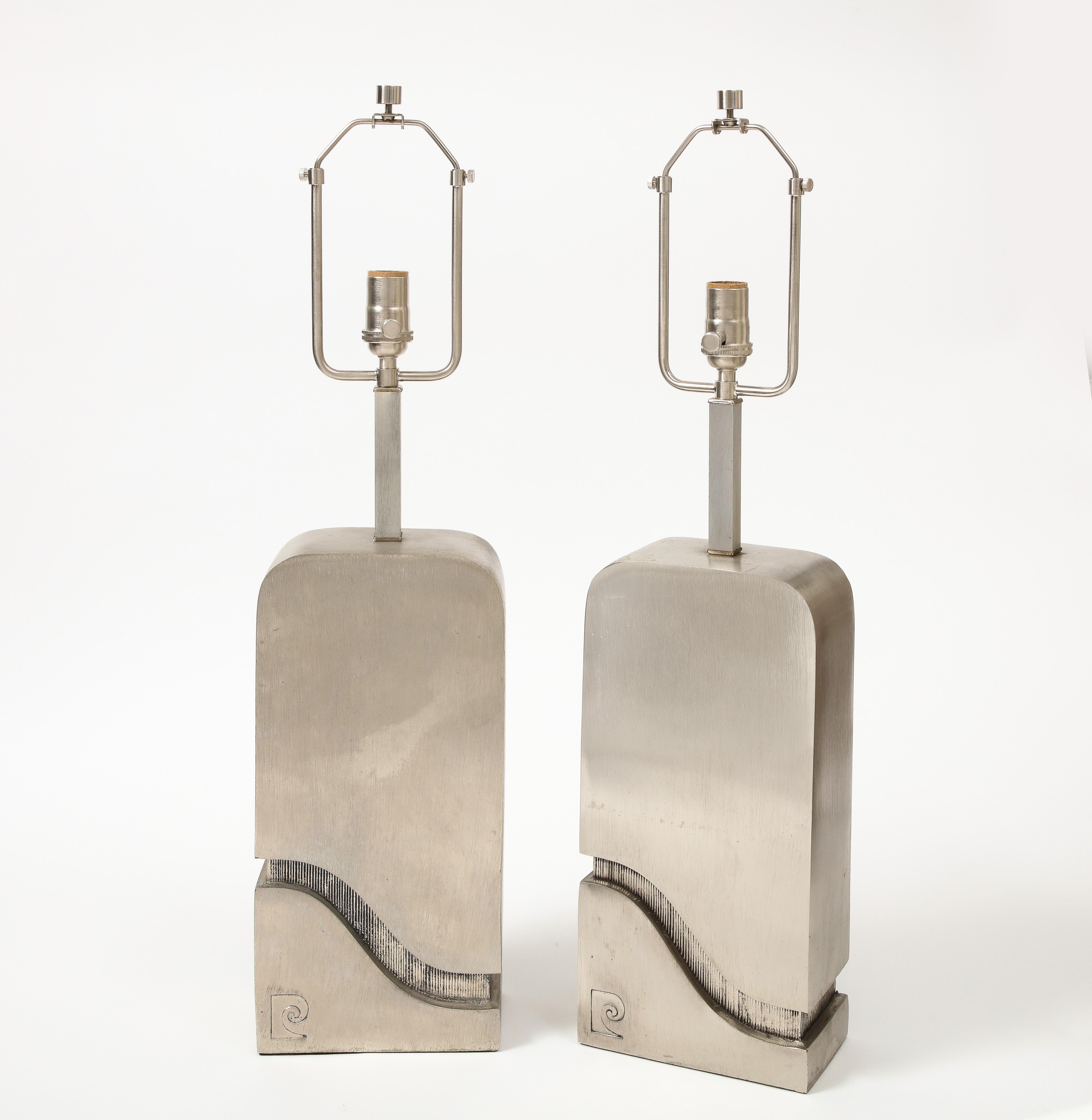 Paar Pierre Cardin-Tischlampen, Frankreich, um 1960 (Stahl) im Angebot