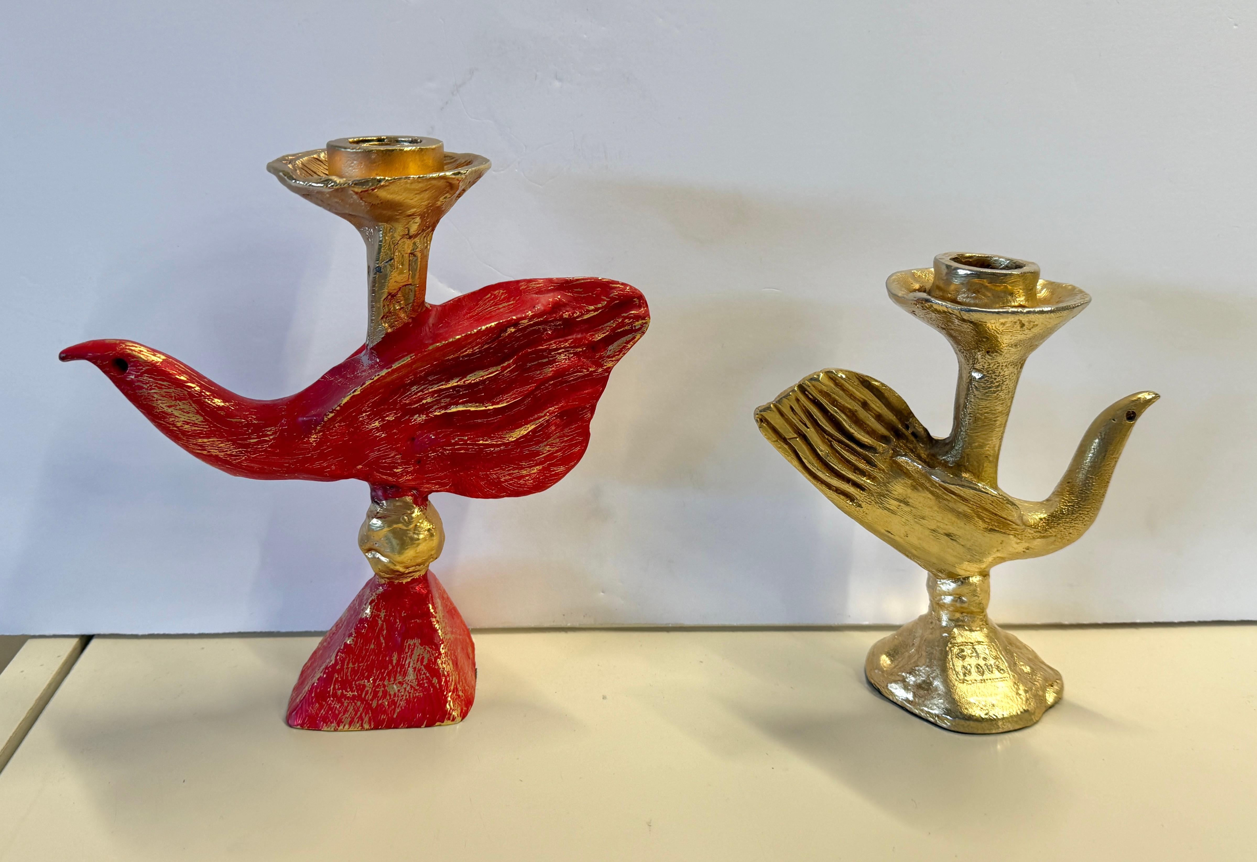 Una bellissima coppia di candelieri stravaganti di Pierre Casenove per Fondica.  Presentano uccelli in volo. Uno è colorato di rosso. Entrambi sono firmati Casenove. Ognuno di essi ha il fondo infeltrito. Alcuni piccoli segni e usura ma sono in