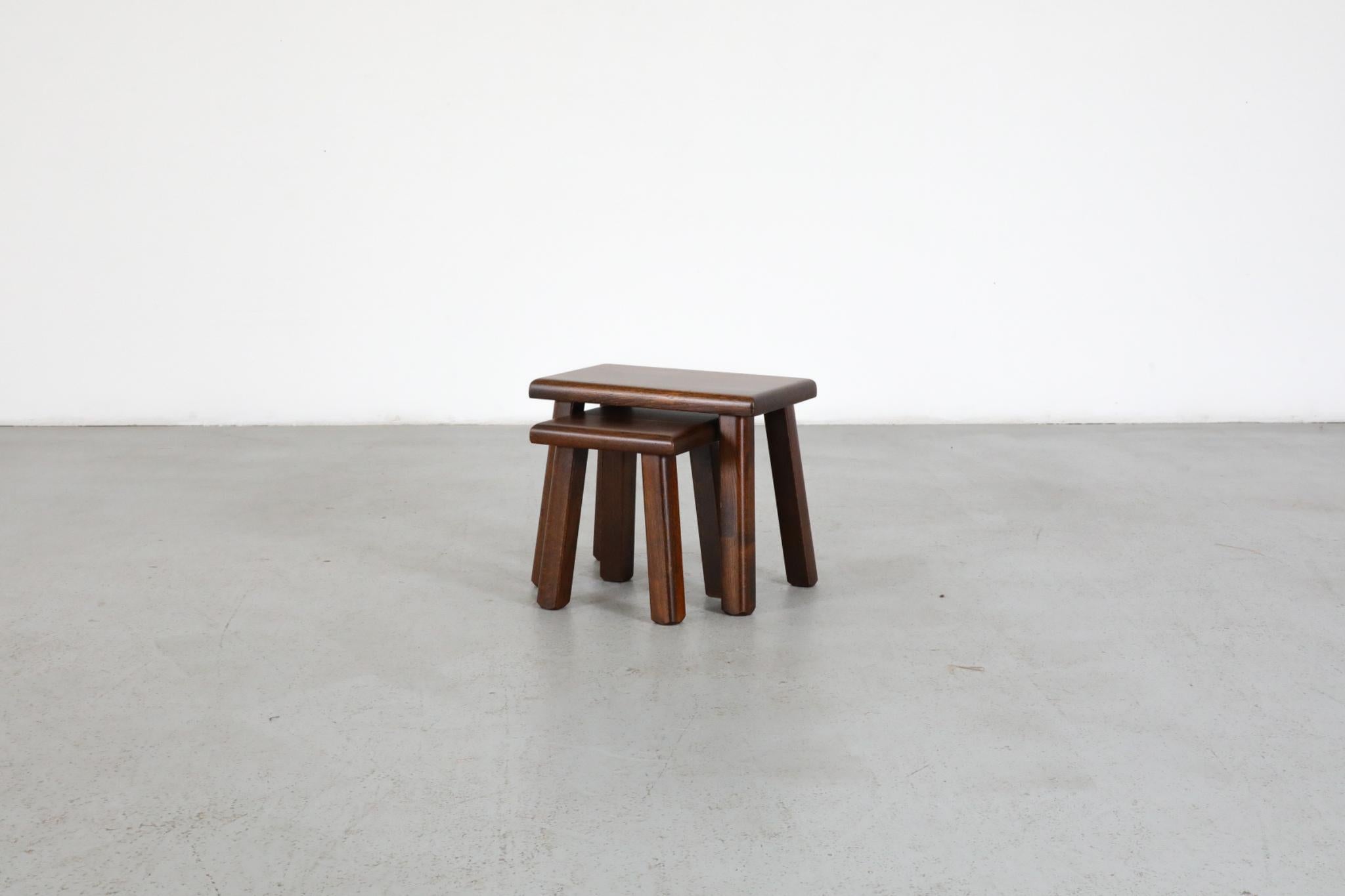 Ein Paar Chapo-Tische aus dunkel gebeizter Eiche mit kantigen Beinen und stabilen Platten mit weichen Kanten. Ein kleinerer Tisch passt perfekt unter einen größeren Tisch. Leicht nachgearbeitet mit einigen sichtbaren Abnutzungen und Kratzern, die