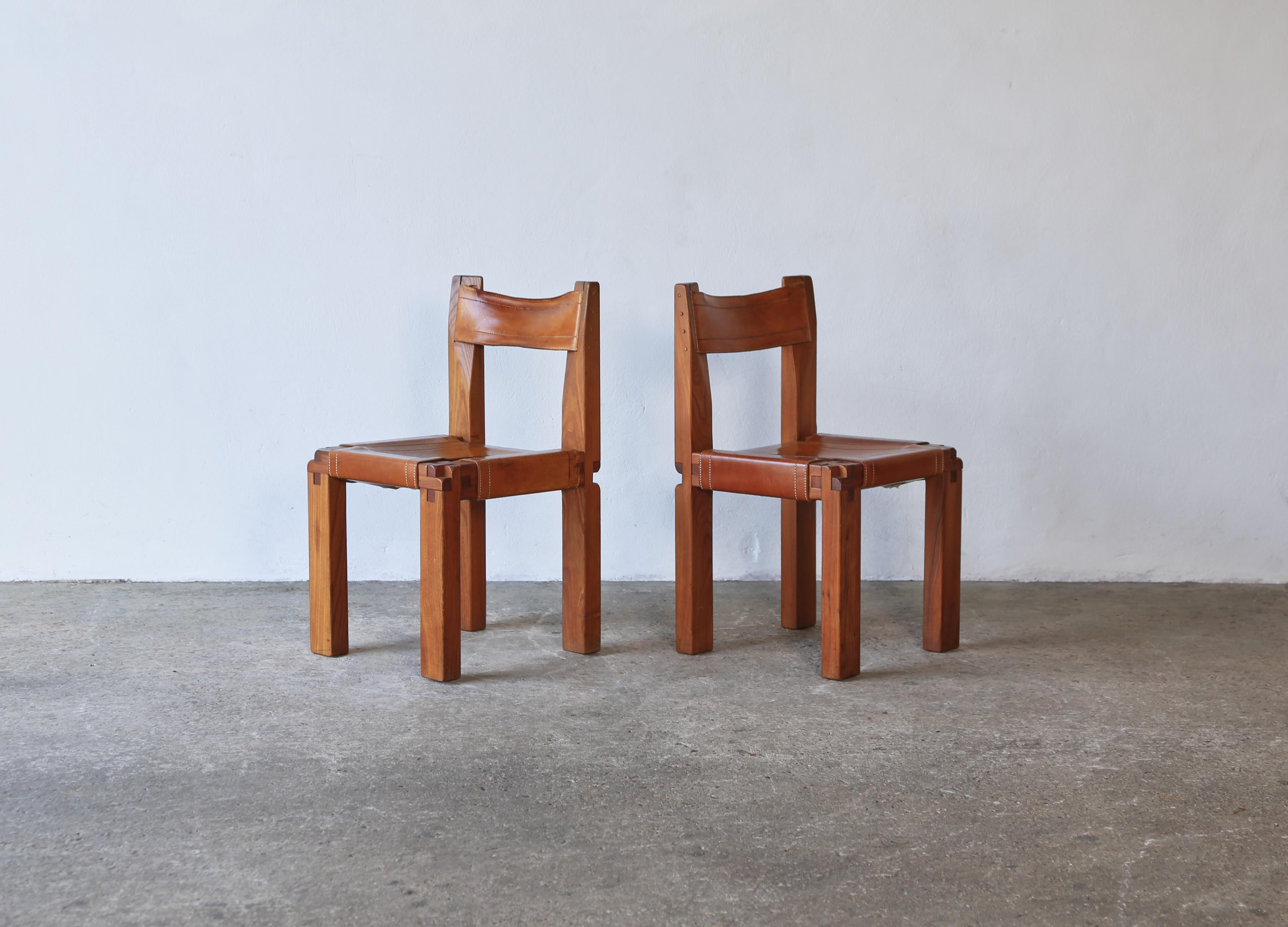 Paire de chaises de salle à manger Pierre Condit S11 en état d'origine, France, années 1960. Orme et cuir très joliment patiné. Rarement trouvé dans un si bel état.   Vendu par paire.  Pour les chaises individuelles, veuillez vous renseigner.