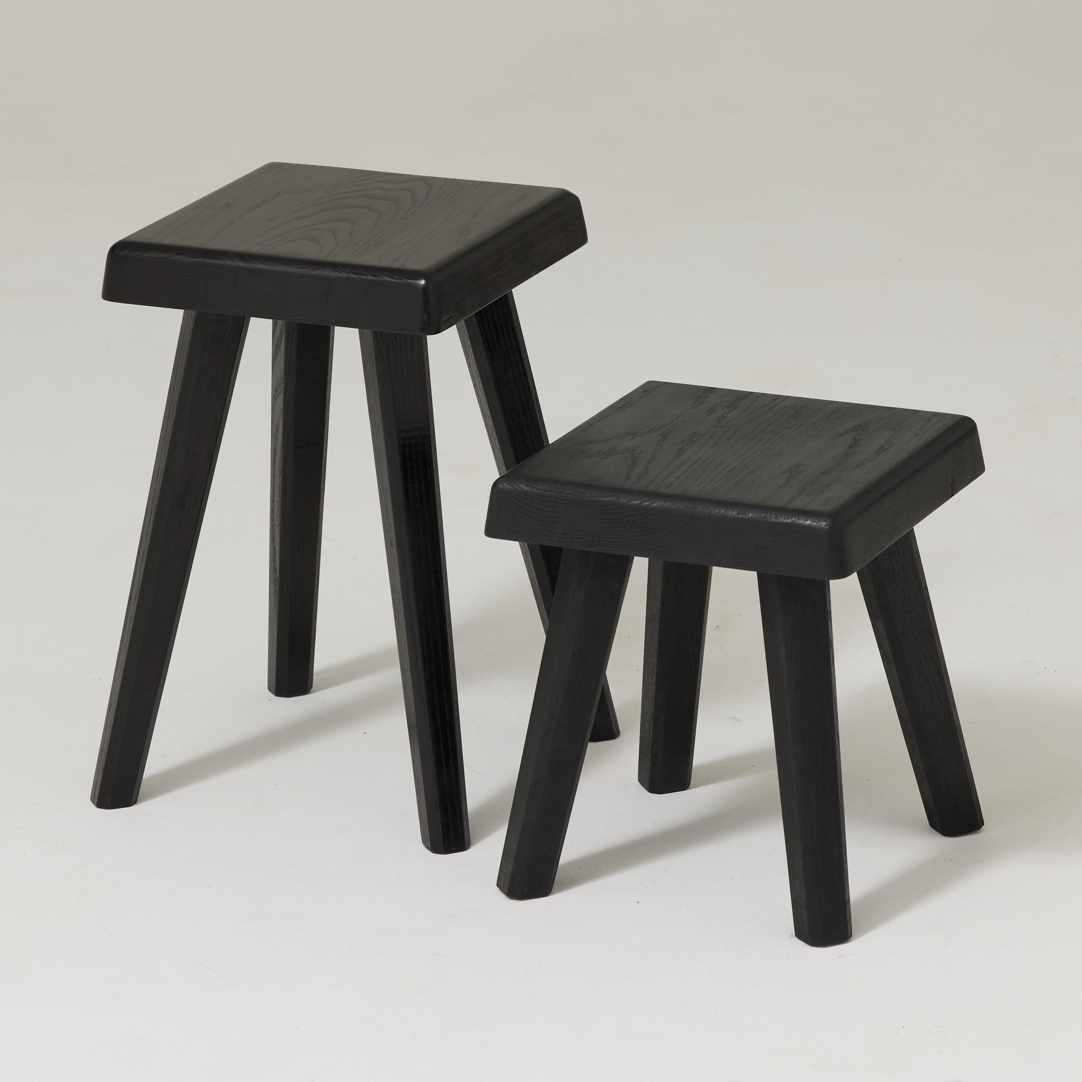 Tabourets conçus par Pierre Chapo dans les années 1960.
Fabriqué en France vers 2019

Bois de chêne massif.
Dimensions : petit : 28 x 28 x 34 cm
Grande taille : 31 x 31 x 45 cm

En bon état d'origine, avec une usure mineure conforme à l'âge et à