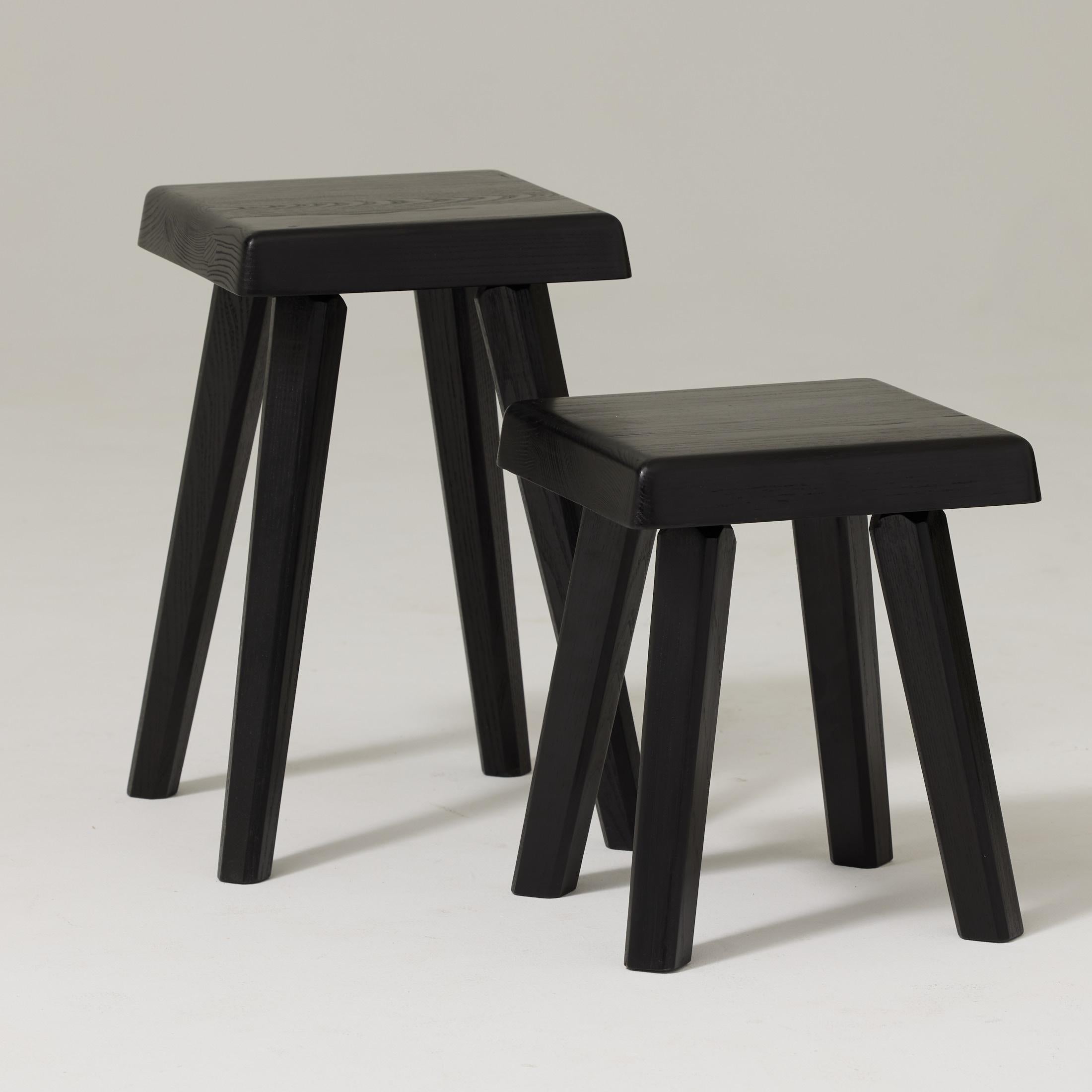 Sgabello progettato da Pierre Chapo negli anni '60.
Prodotto in Francia intorno al 2019

Legno di quercia massiccio.
Misure: piccolo: 28 x 28 x 34 cm
Alto: 31 x 31 x 45 cm

In buone condizioni originali, con lievi usure dovute all'età e all'uso, che